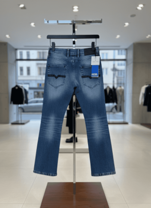 DIESE_L IMPORTED BOOTCUT JEANS