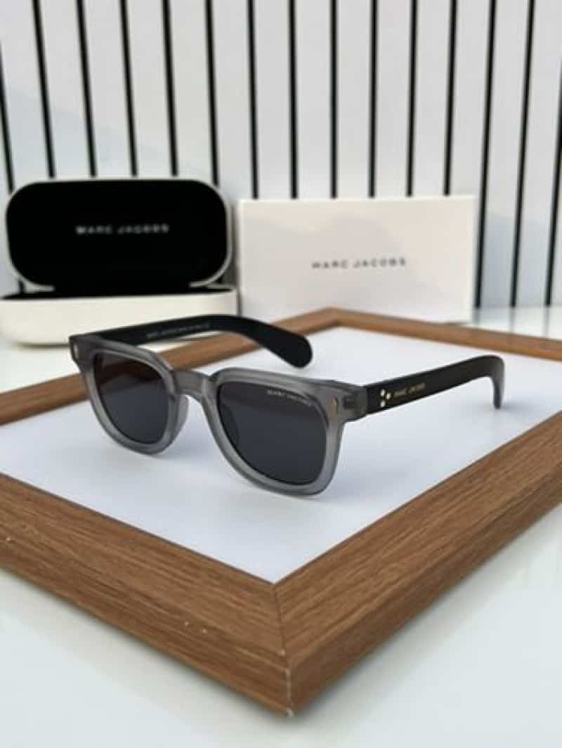 marc jacobs 30 grey black