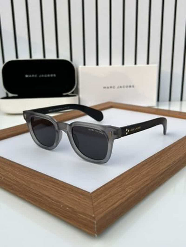 marc jacobs 30 grey black