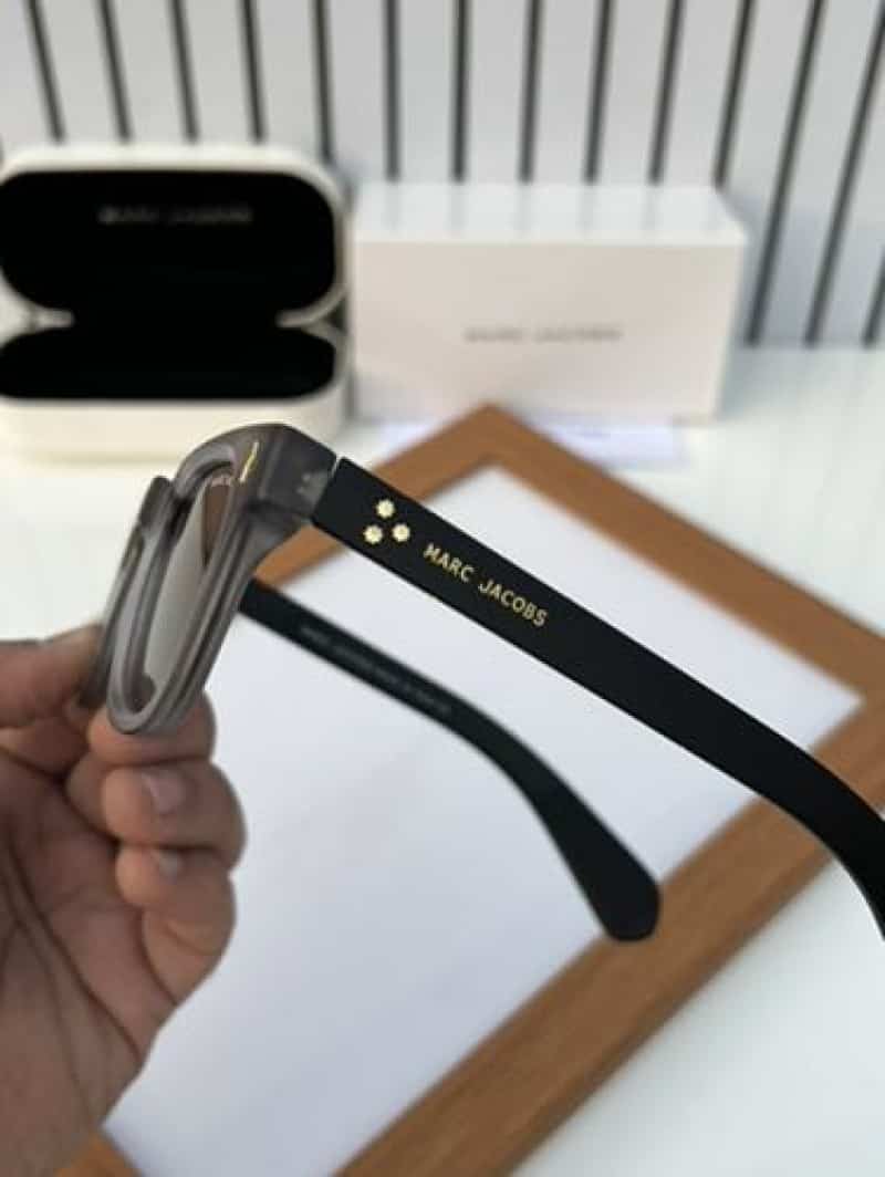 marc jacobs 30 grey black
