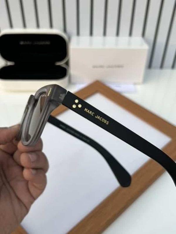 marc jacobs 30 grey black