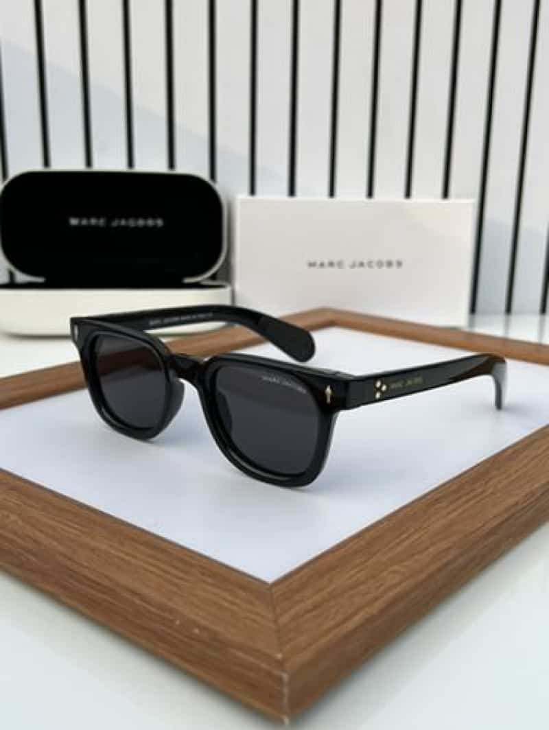 marc jacobs 30 glossy black Main image