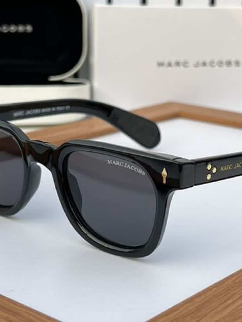 marc jacobs 30 glossy black Secondary image