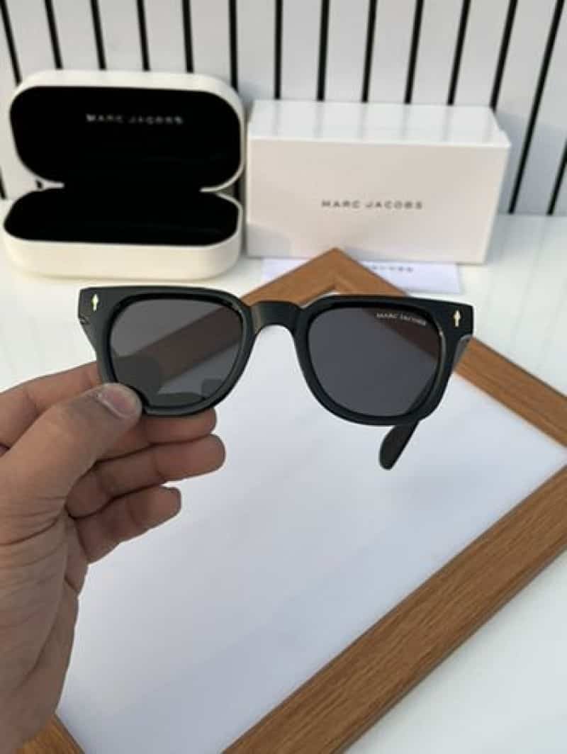 marc jacobs 30 glossy black