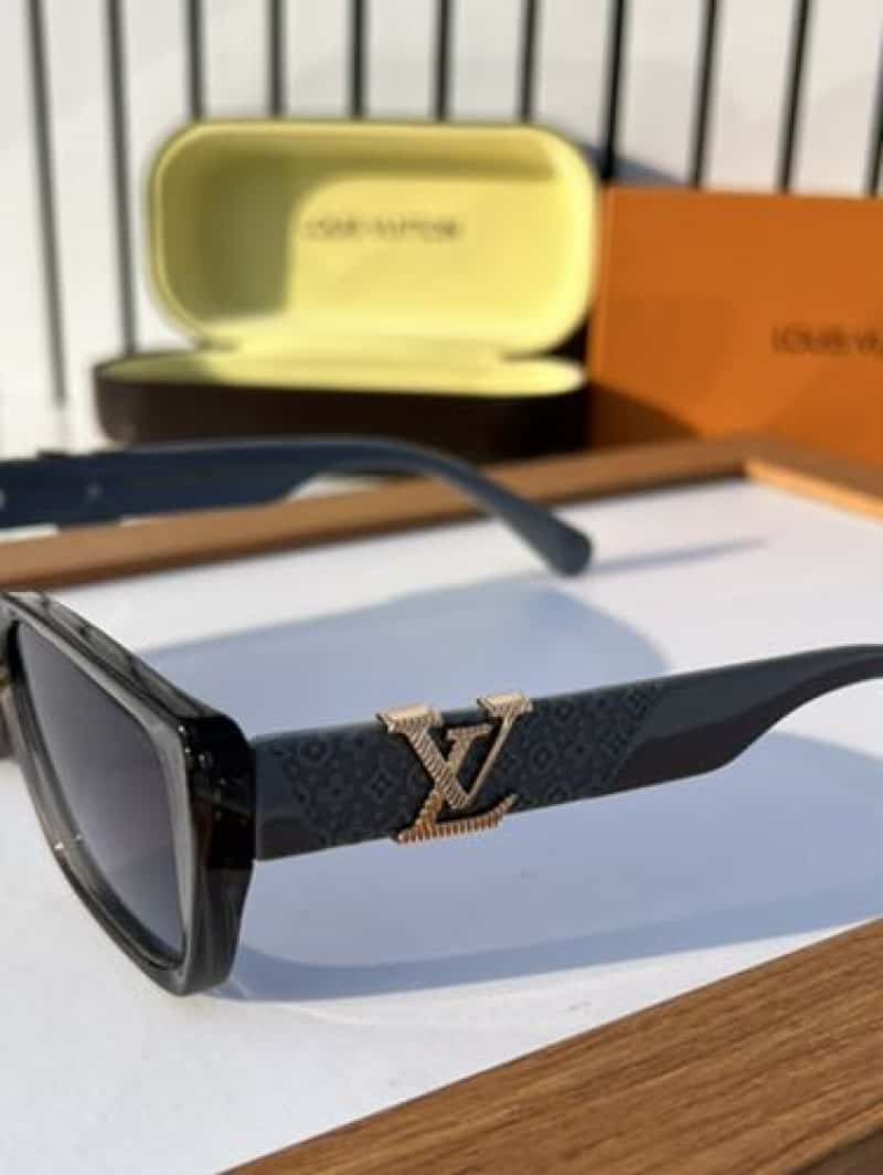 Louis vuitton 5506 grey