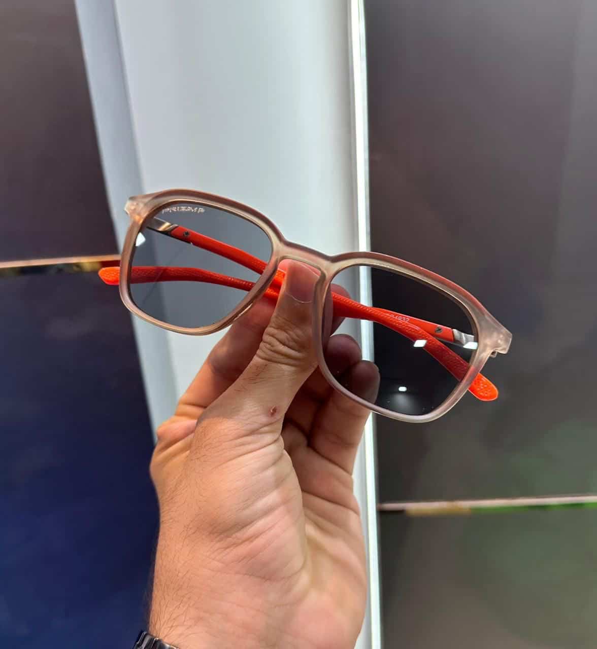 Oakle y Orange Black Premium Shade 4932 Secondary image