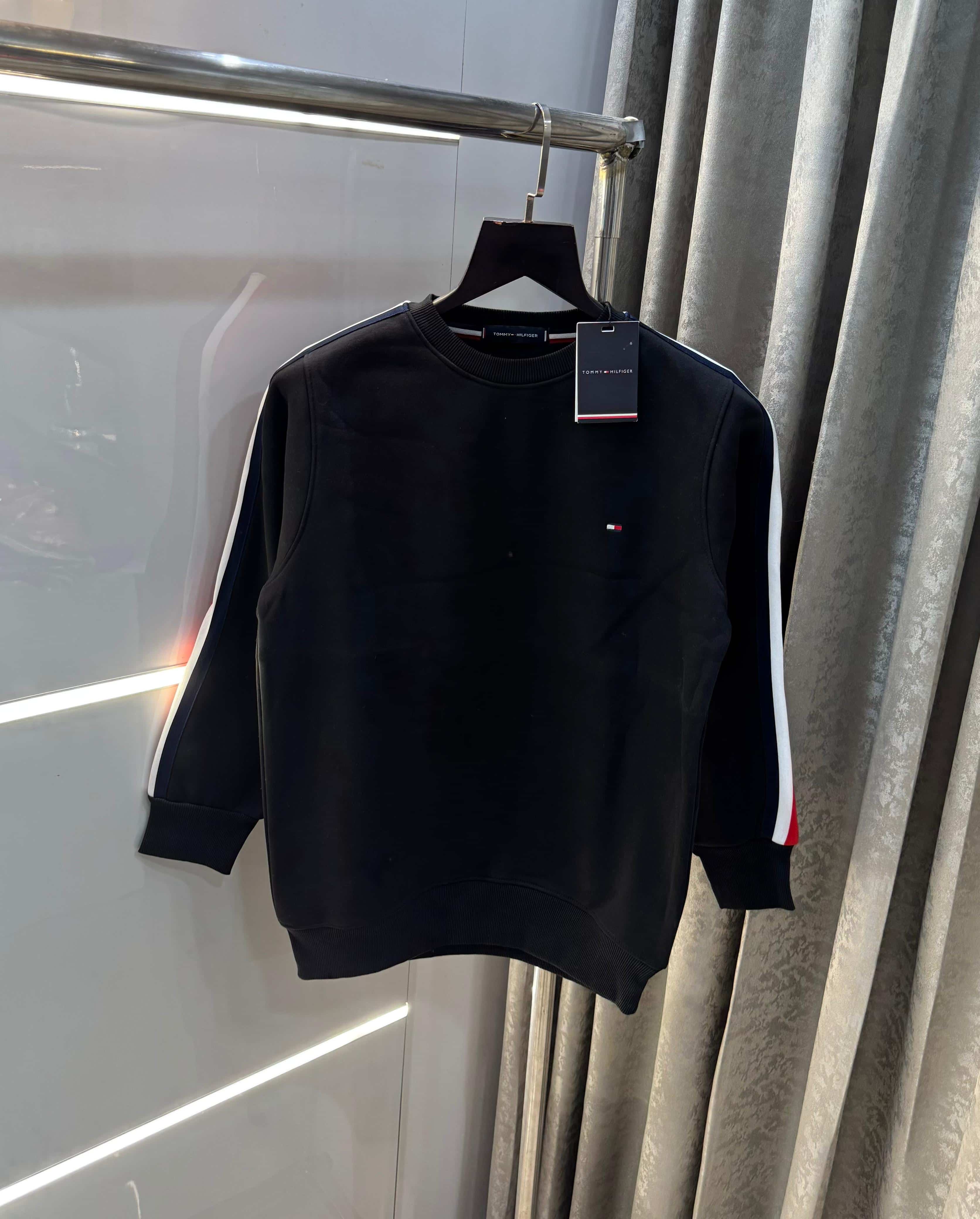 Tomm y Hilfiger Black Premium Sweatshirt Secondary image