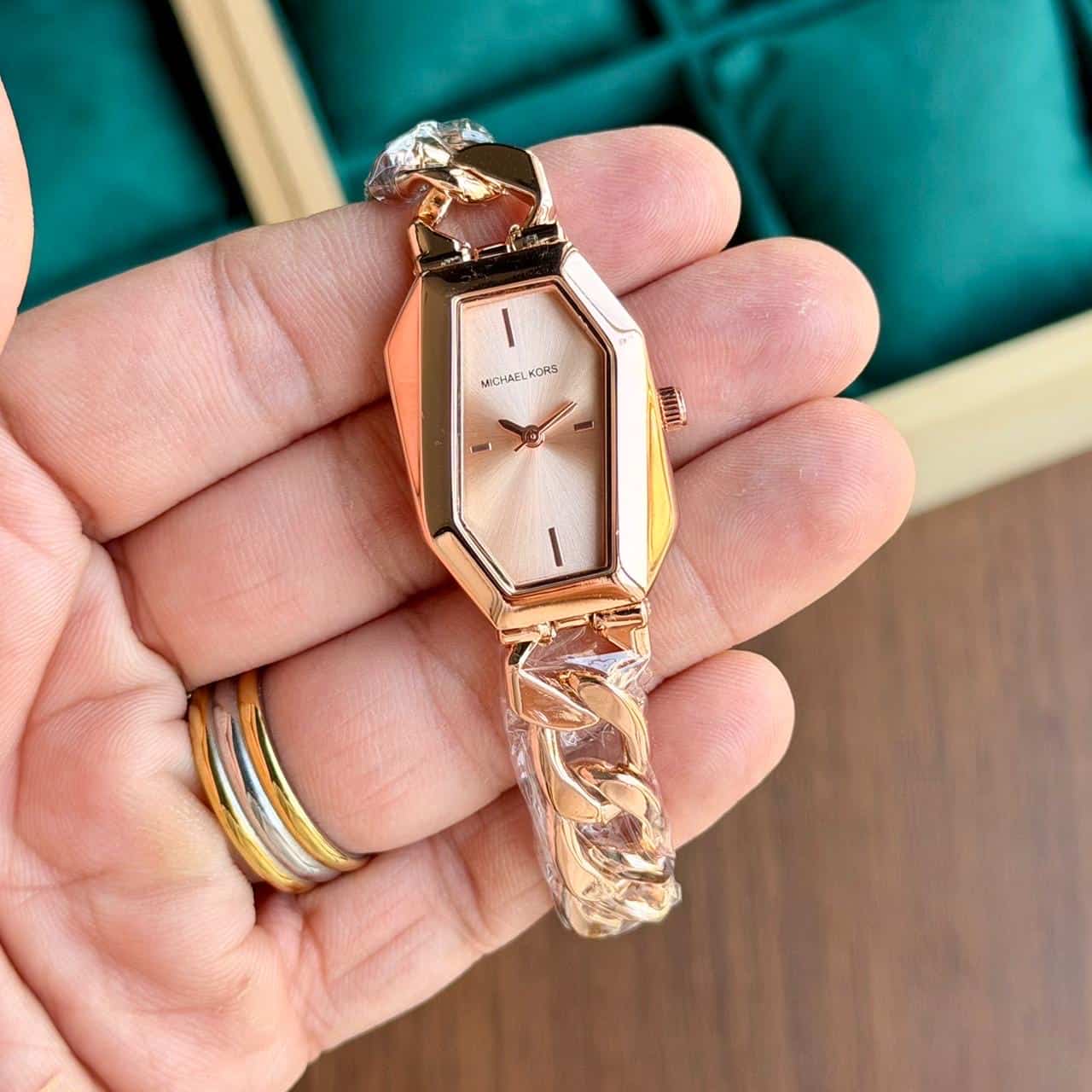 MICHAELKORS_LADIES_ROSEGOLD Main image