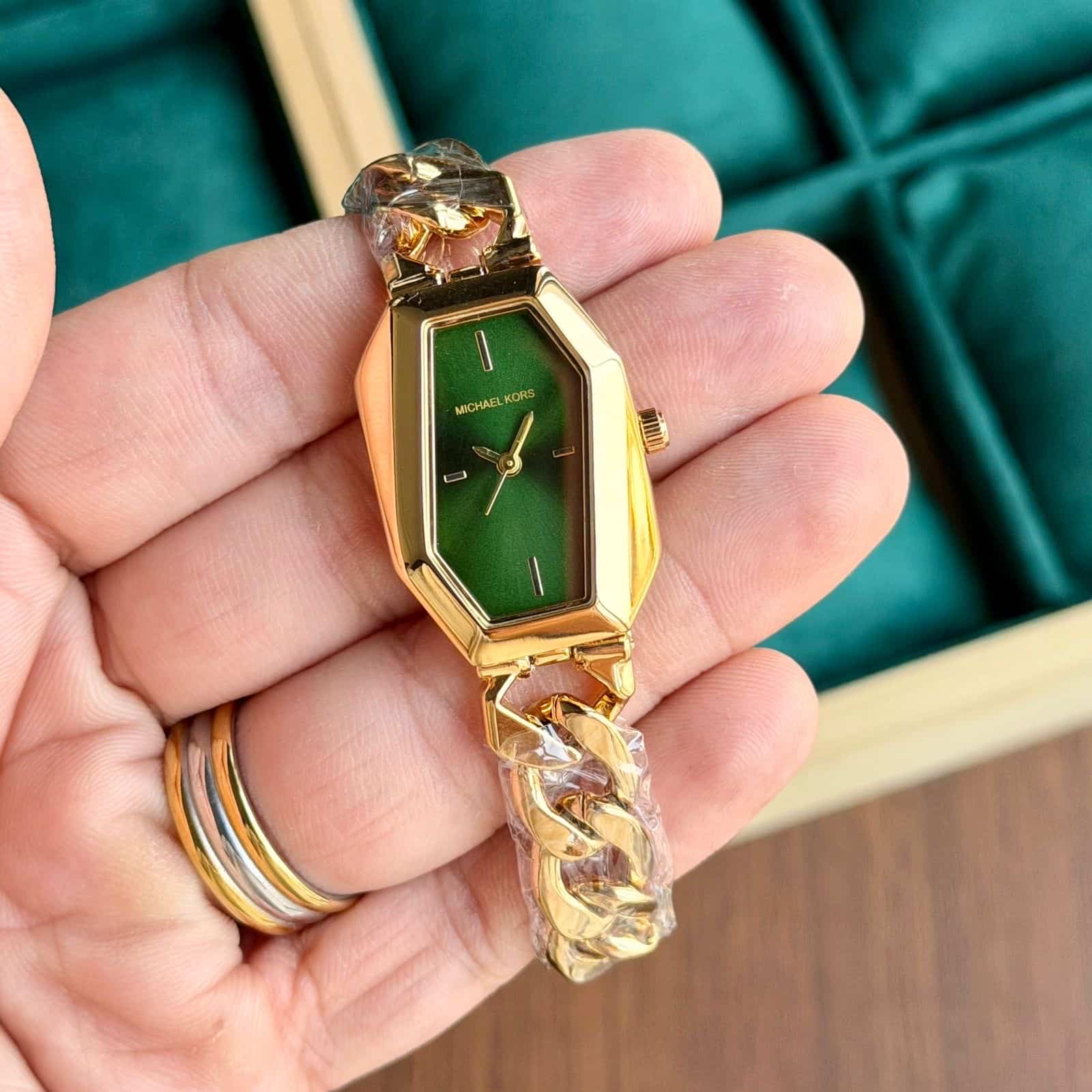 MICHAELKORS_LADIES_GOLD-GREEN Main image