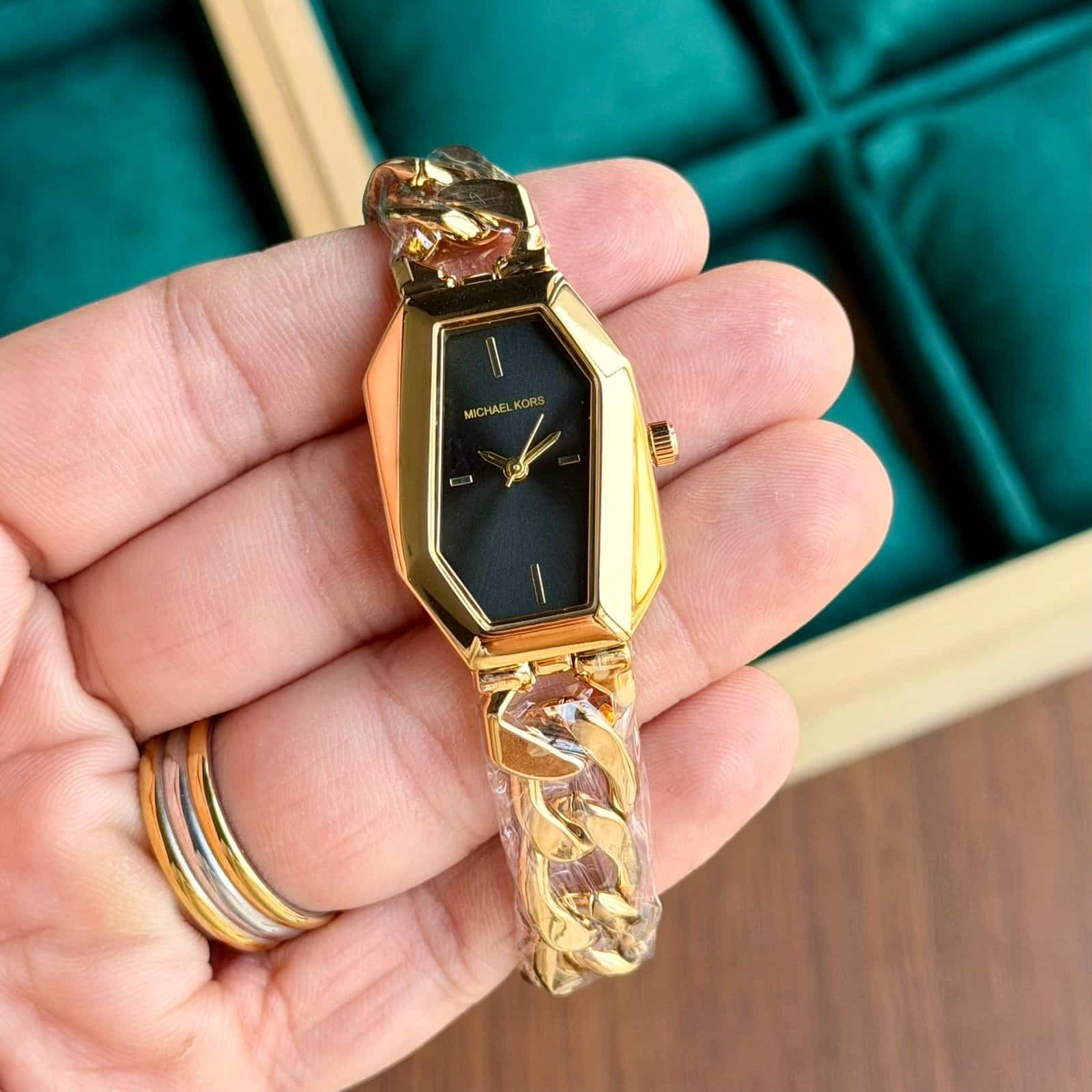 MICHAELKORS_LADIES_GOLD-BLACK Main image