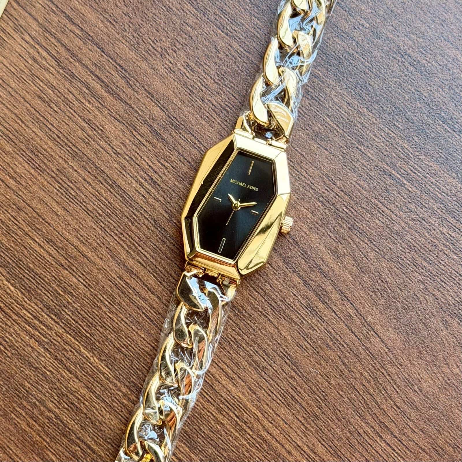 MICHAELKORS_LADIES_GOLD-BLACK Secondary image