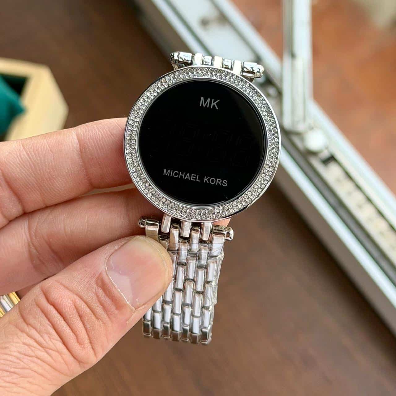 MICHAELKORS_DIGITAL_SILVER-BLACK Secondary image