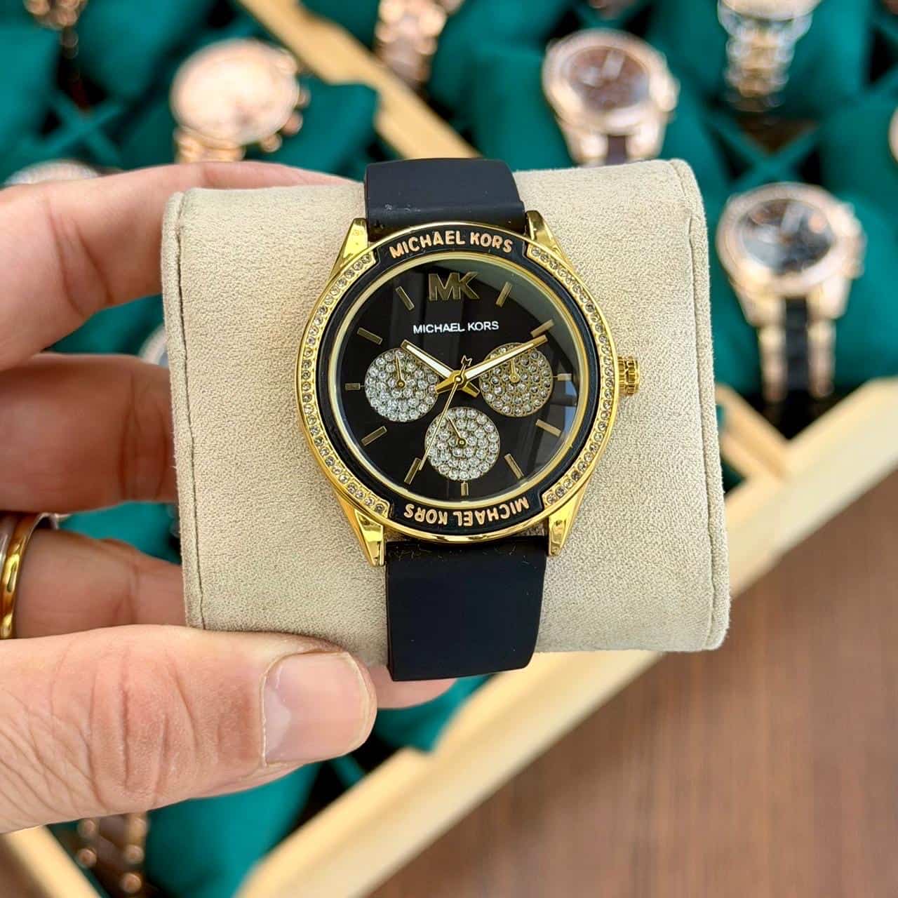 MICHAELKORS _LADIES_GOLD-BLACK Secondary image