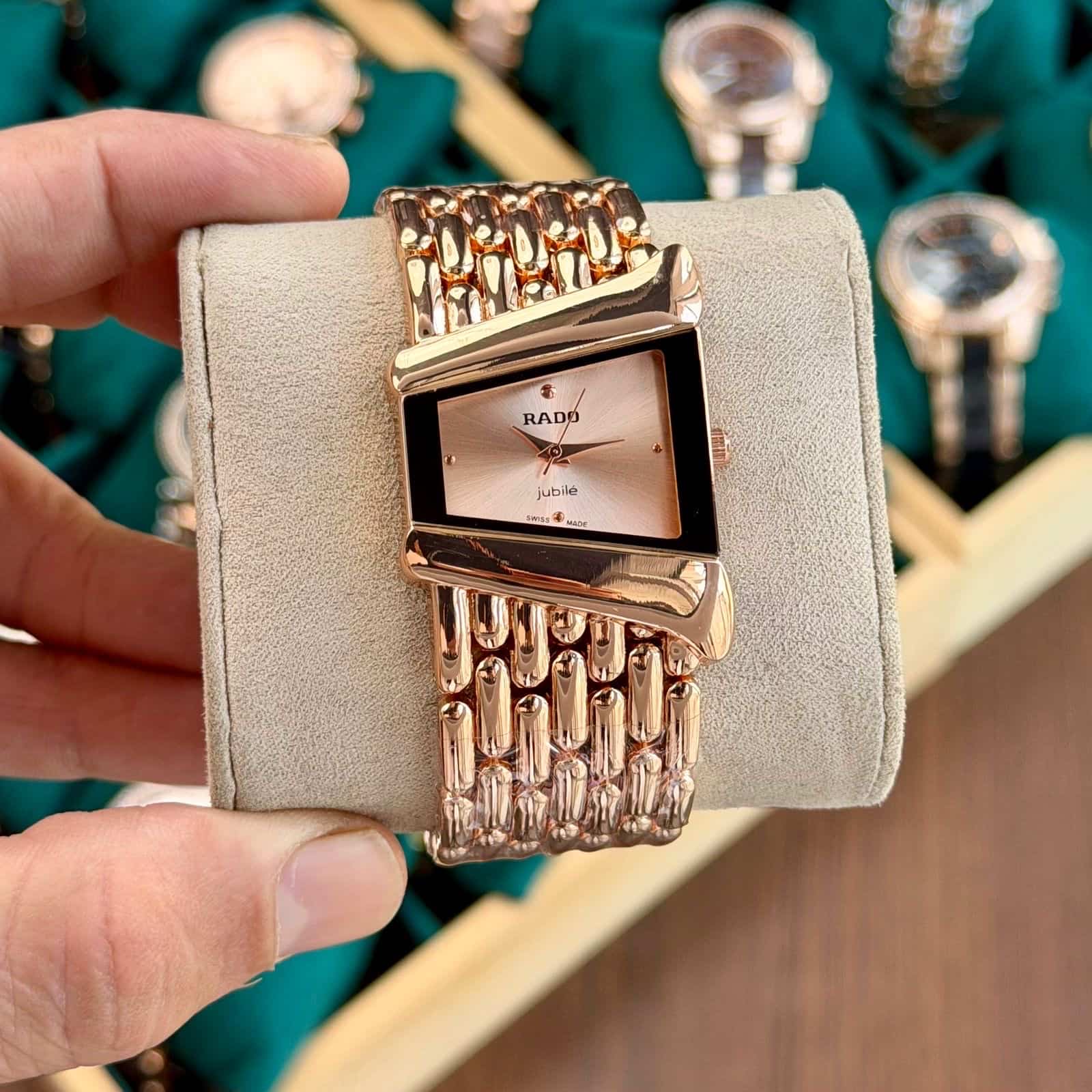 RADO_LADIES_ROSEGOLD Secondary image