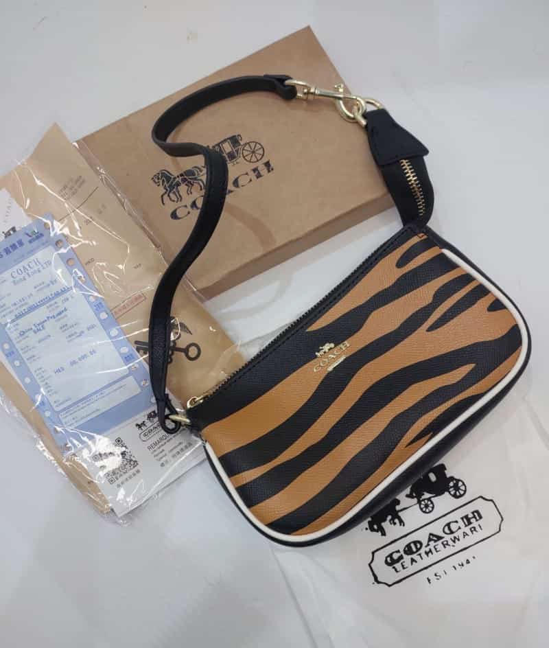 COACH_signature_sling_bag_box_319 Main image