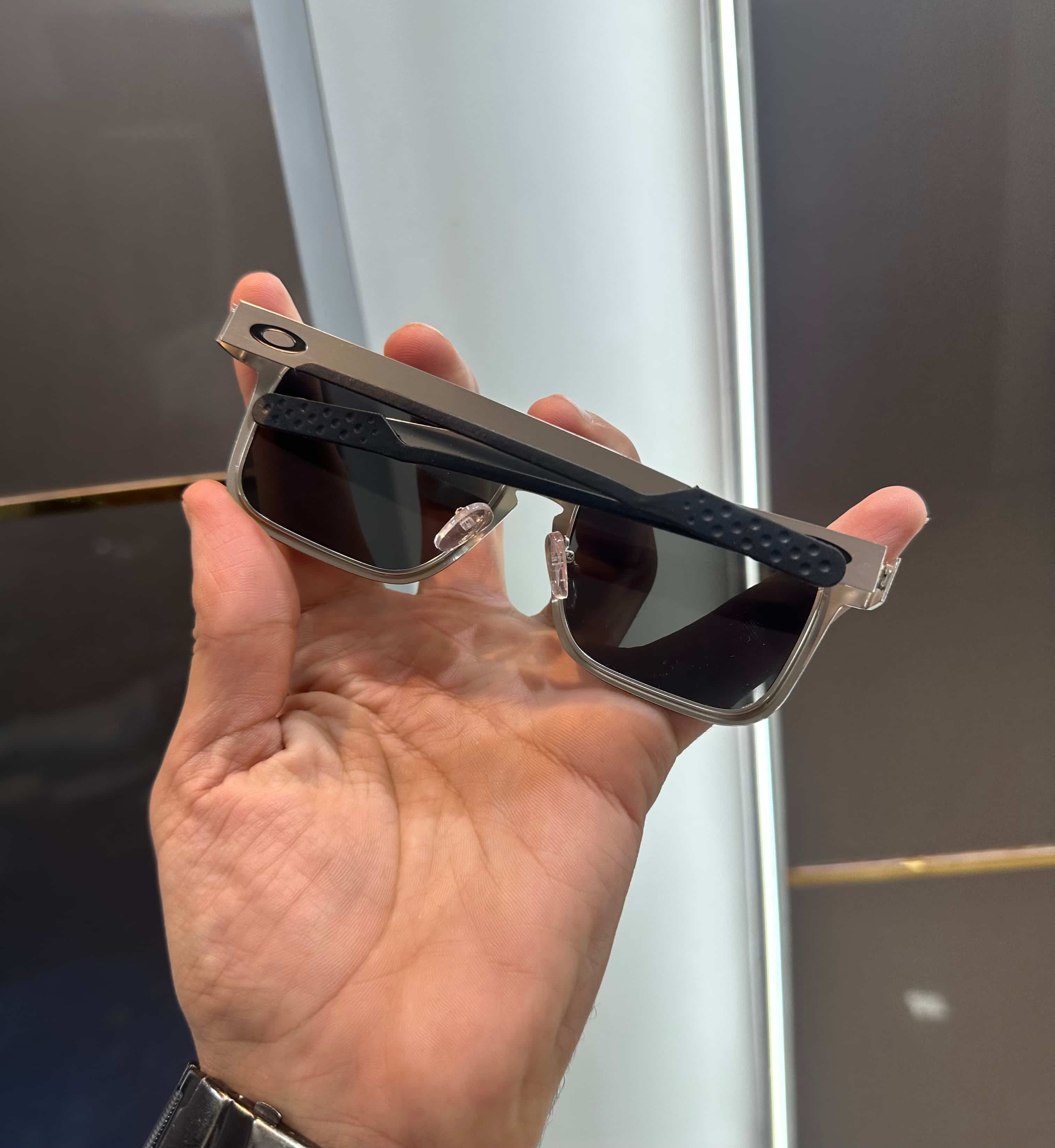Oakle y Silver Black Premium Shade 1701 Secondary image