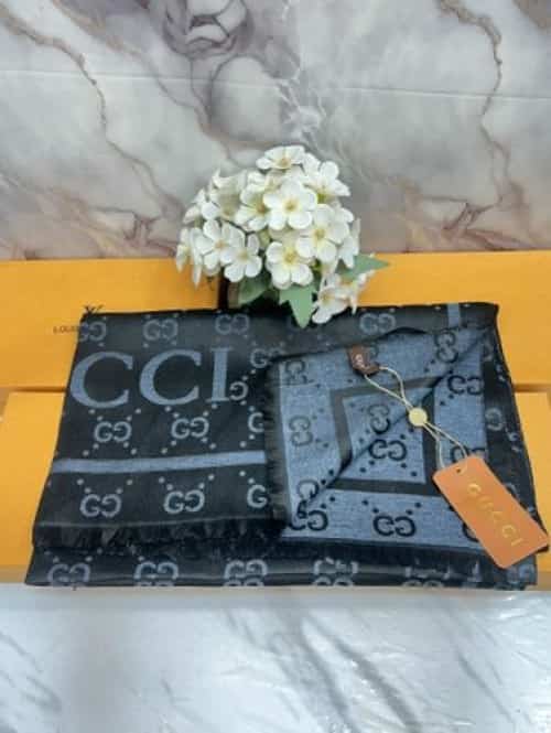 GuccI PREMIUM QUALITY STOLE/SCARF WITH OG BO-X Secondary image