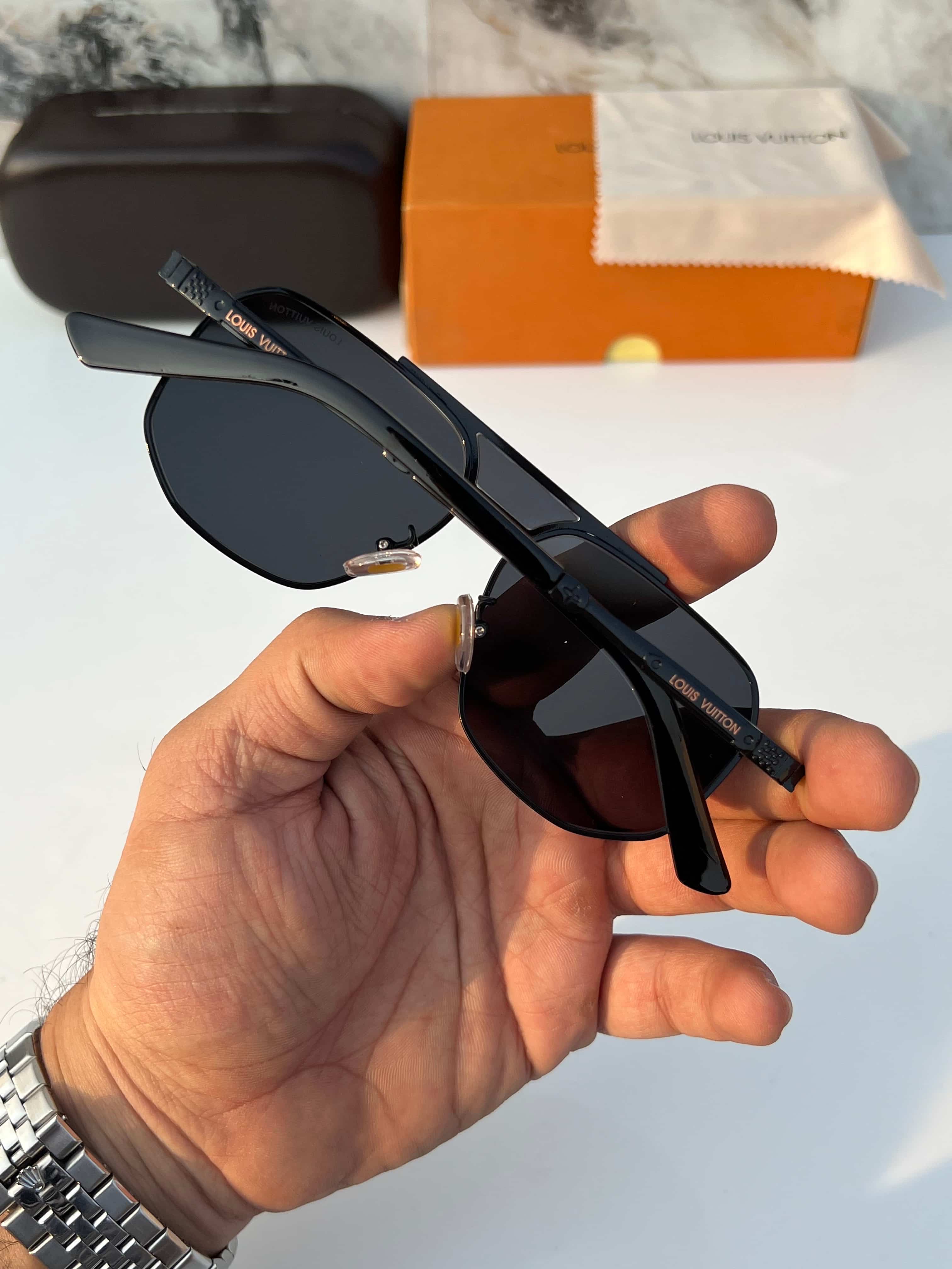 Louis_vuitton_2593_black