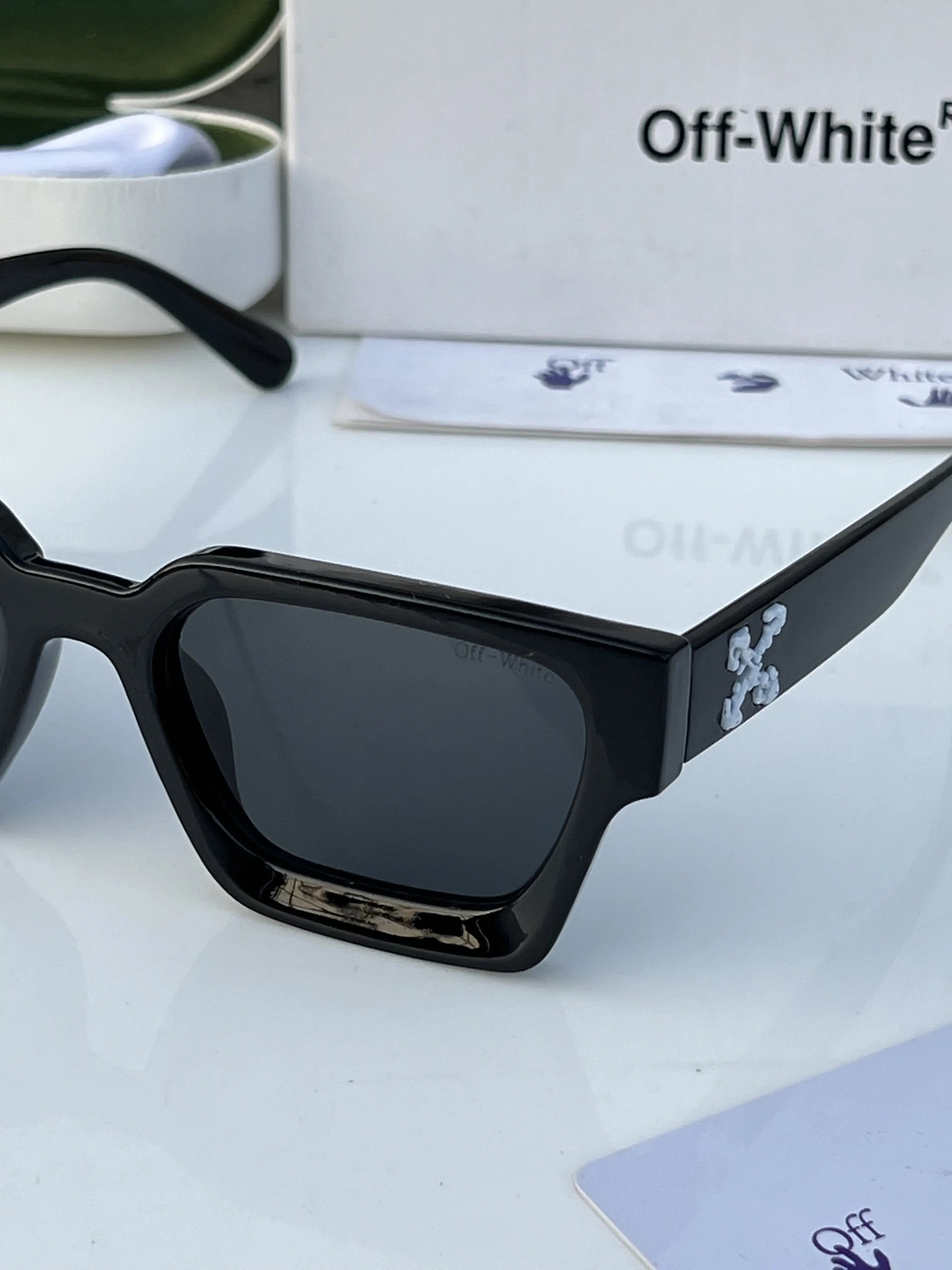 Off white black white Secondary image