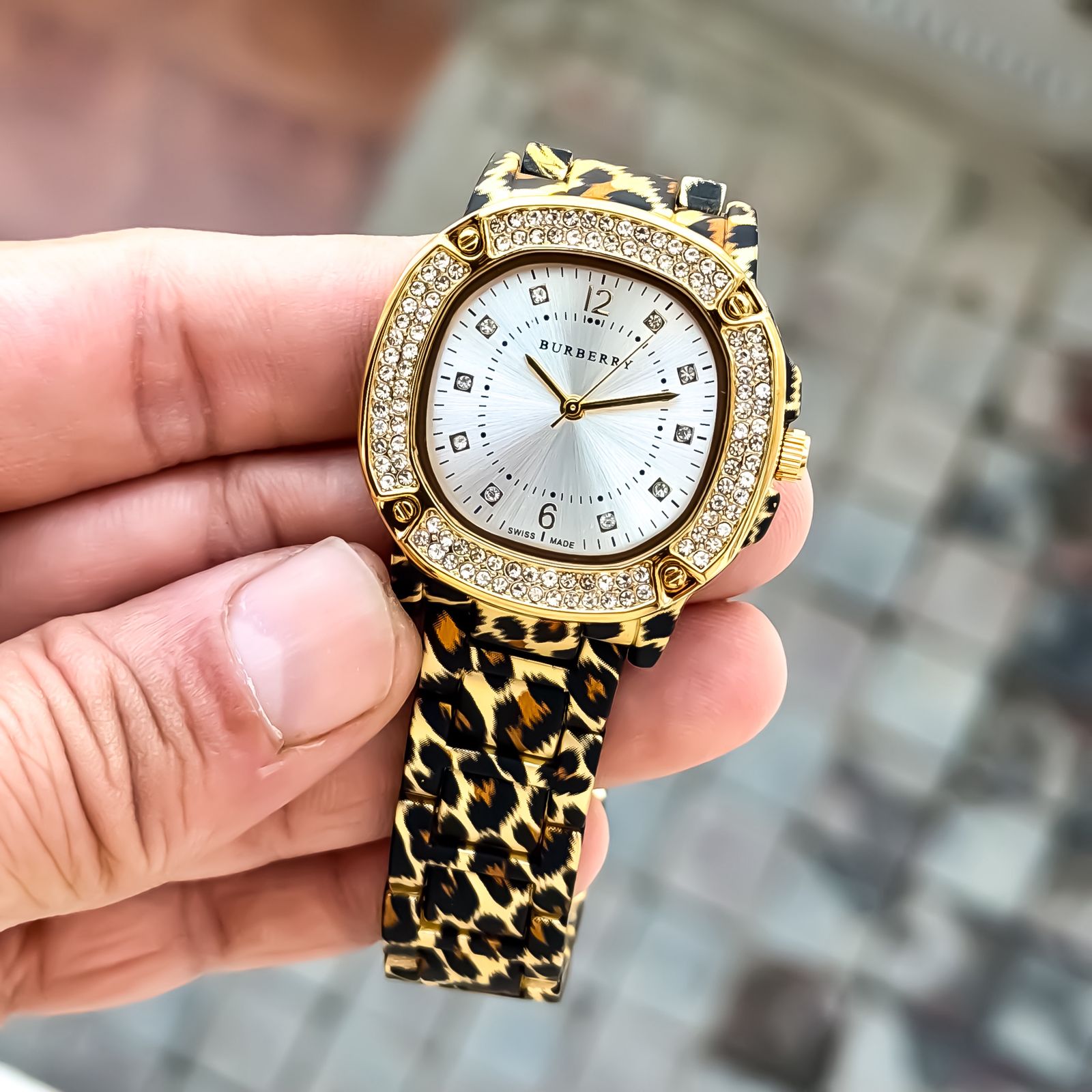 BURBERRY_LADIES_GOLD-WHITE Secondary image