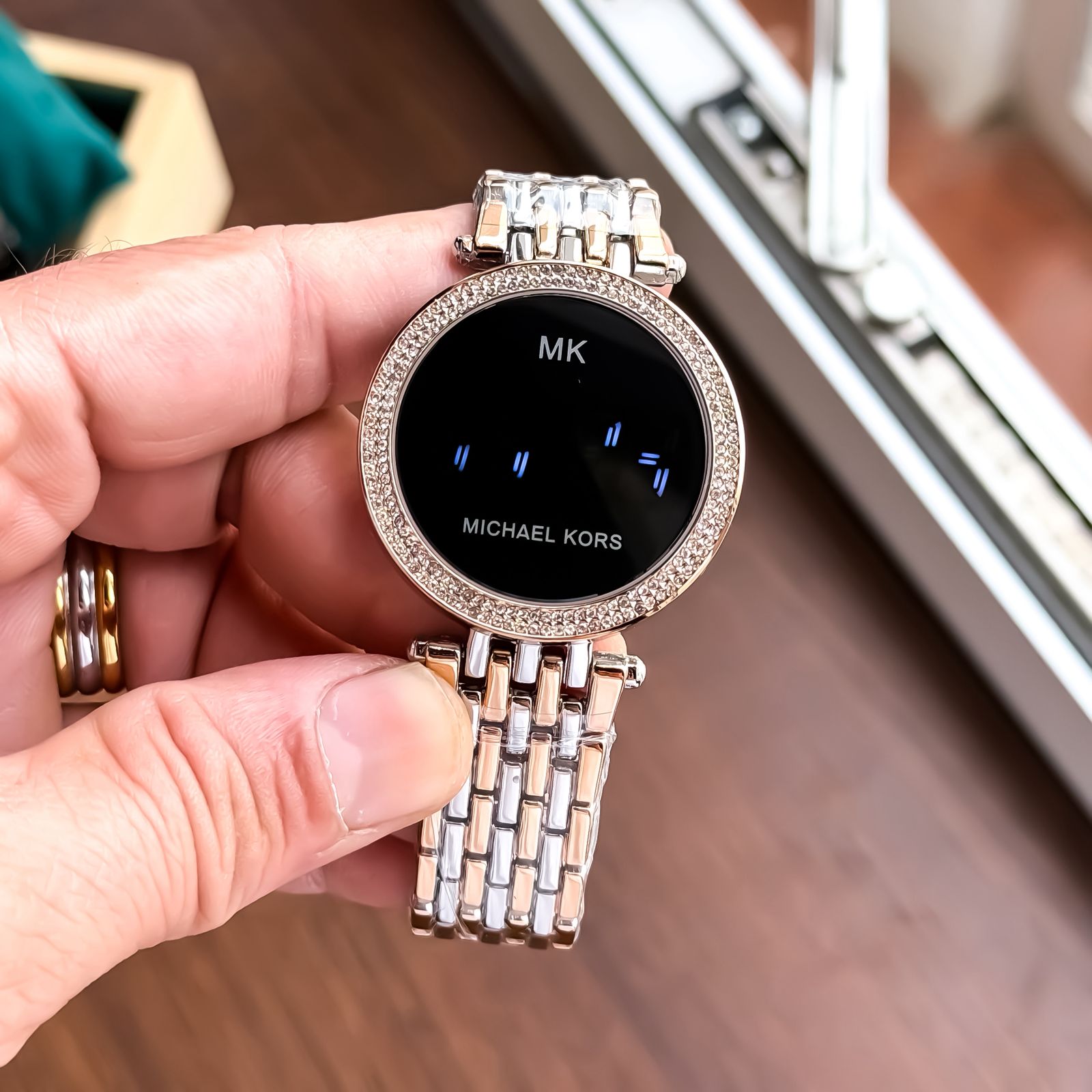 MICHAELKORS_DIGITAL_ROSE-TT-BLACK Secondary image