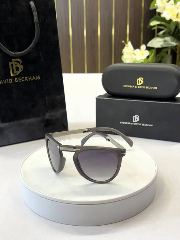 _David_becham_1040_grey_fold