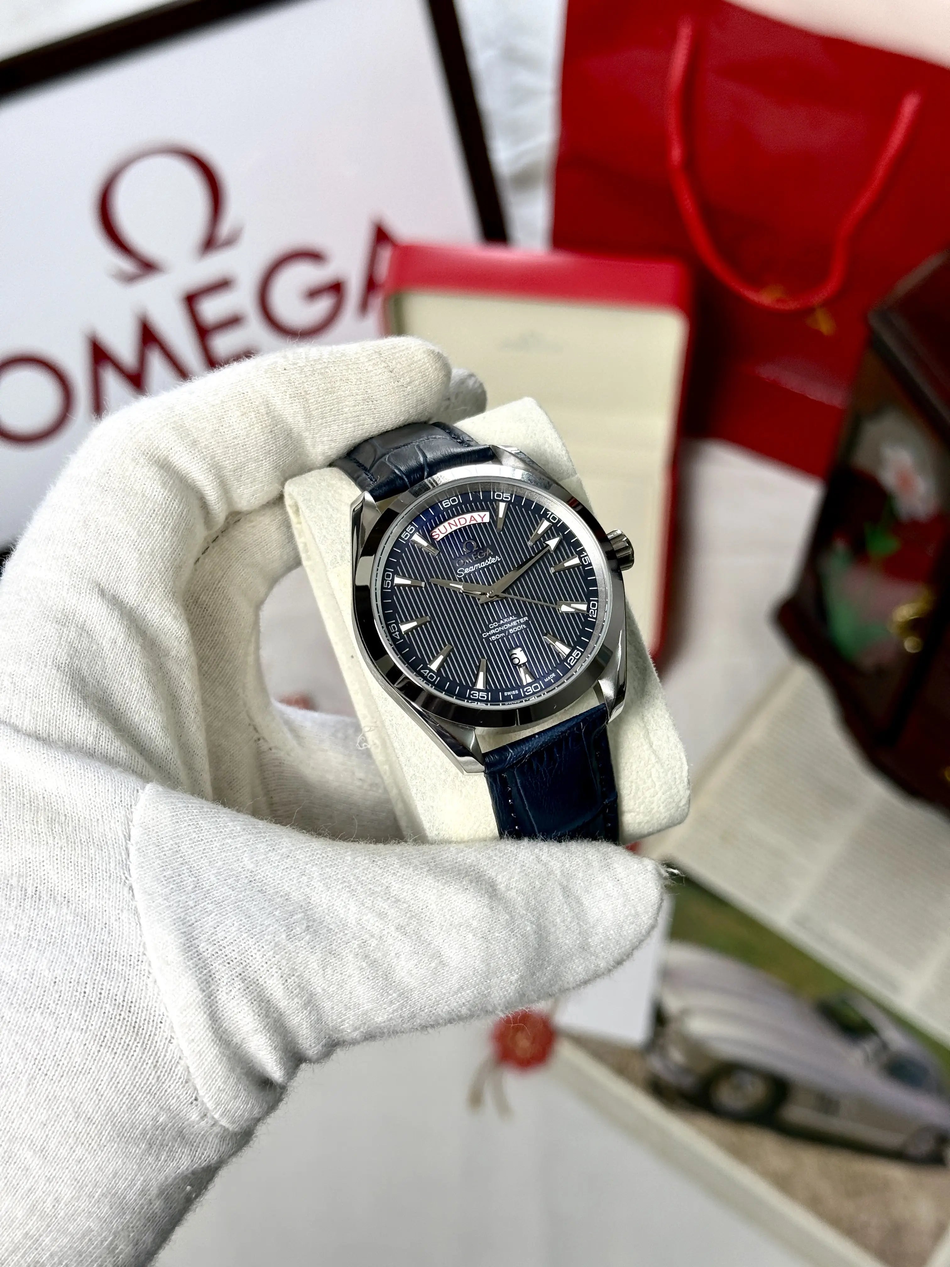 0mega Seamaster Aqua Tera Chronometer 150m Blue Secondary image