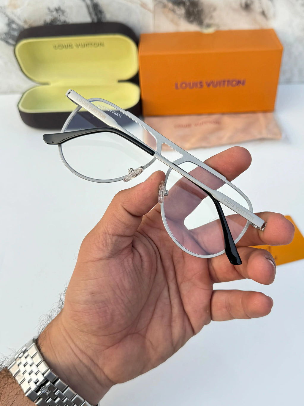 Louis_vuitton_532_silver_plano