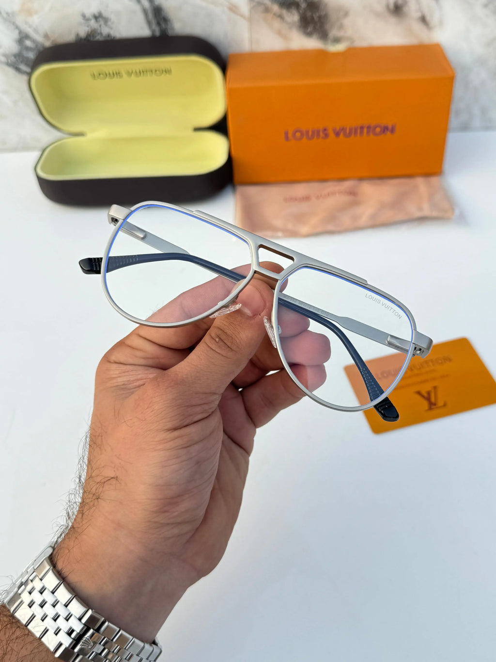 Louis_vuitton_532_silver_plano