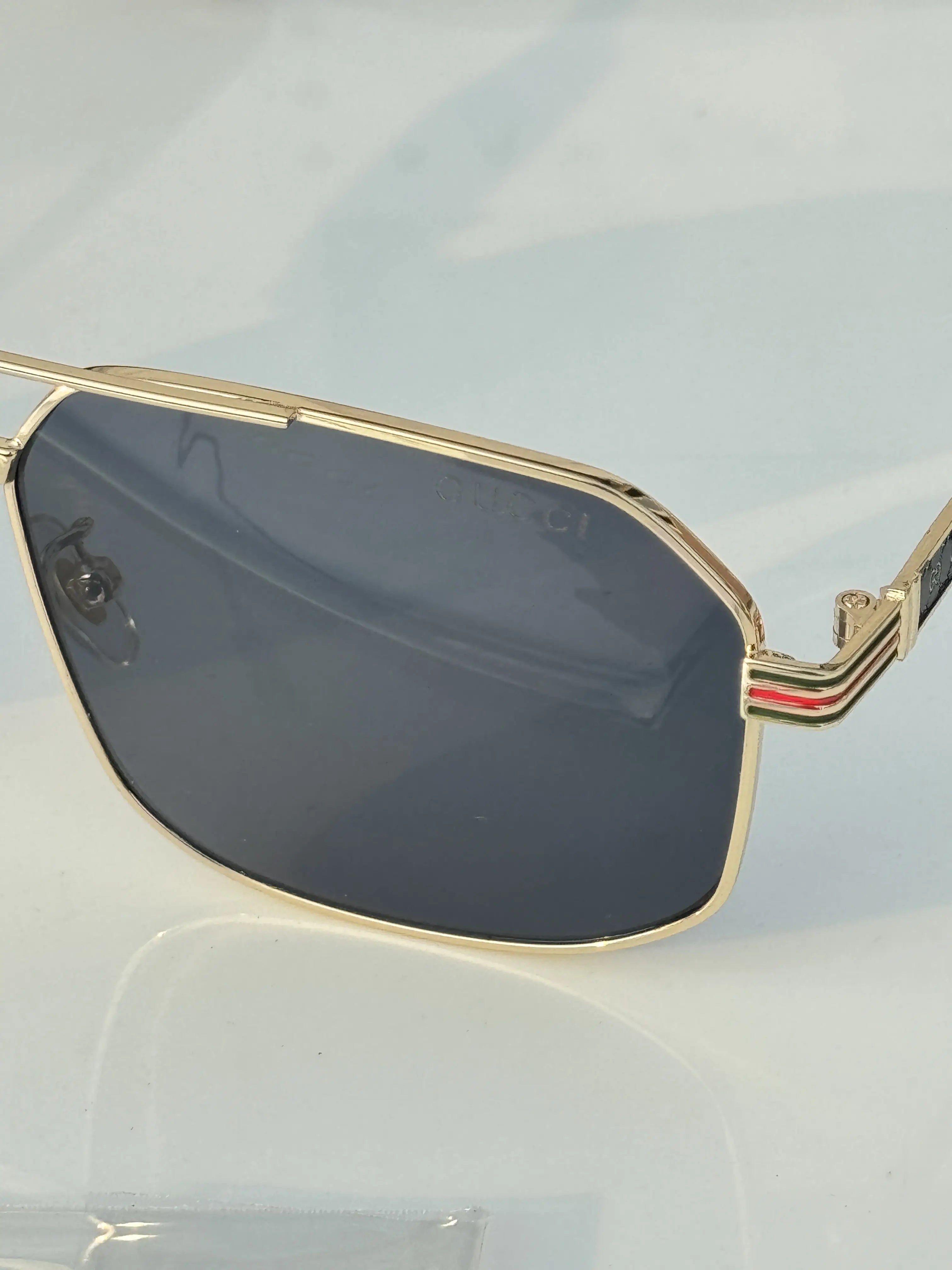 Gucci_9028_gold_black Secondary image