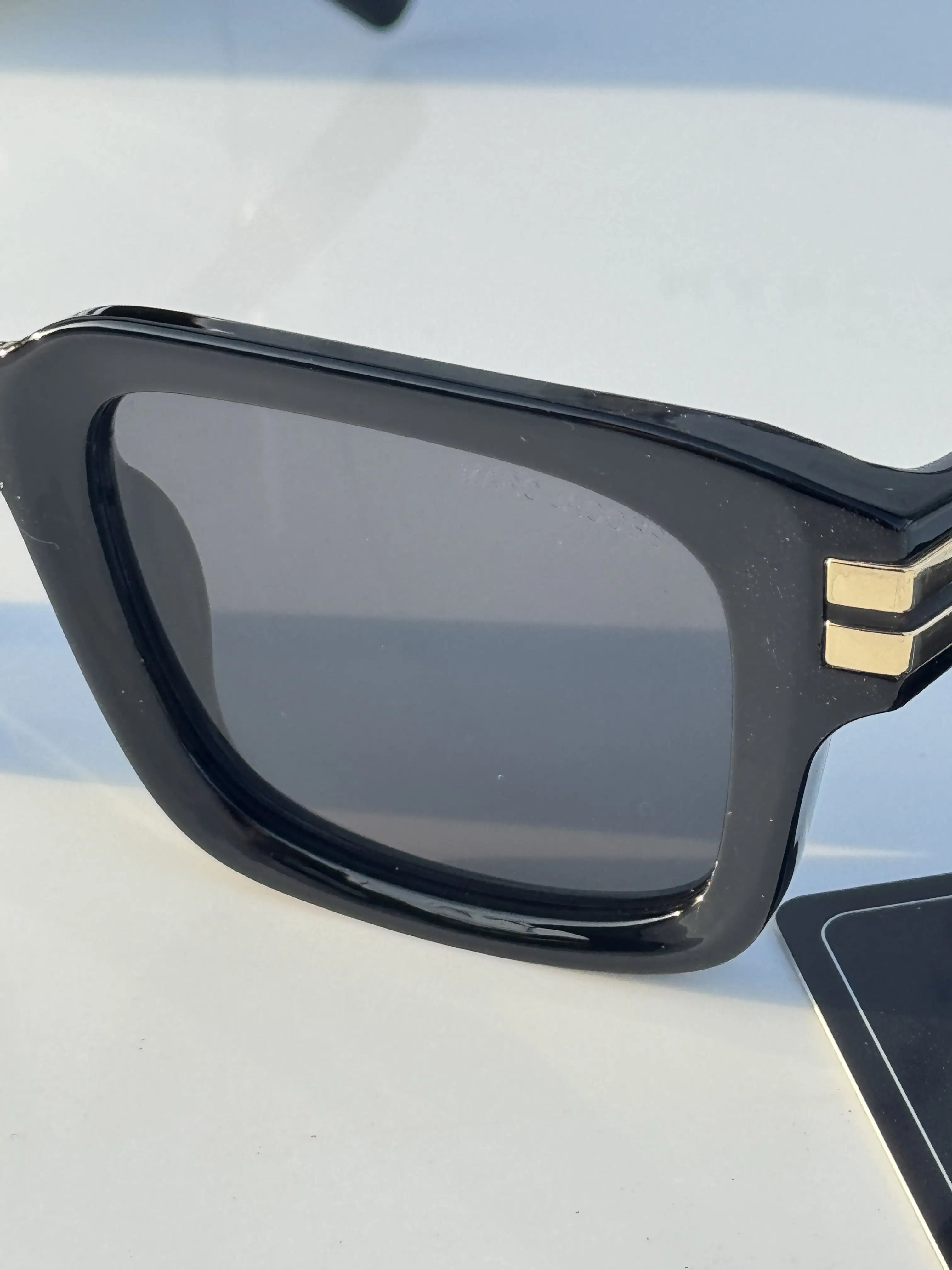 Marc_jacobs_1020_black_gold Secondary image