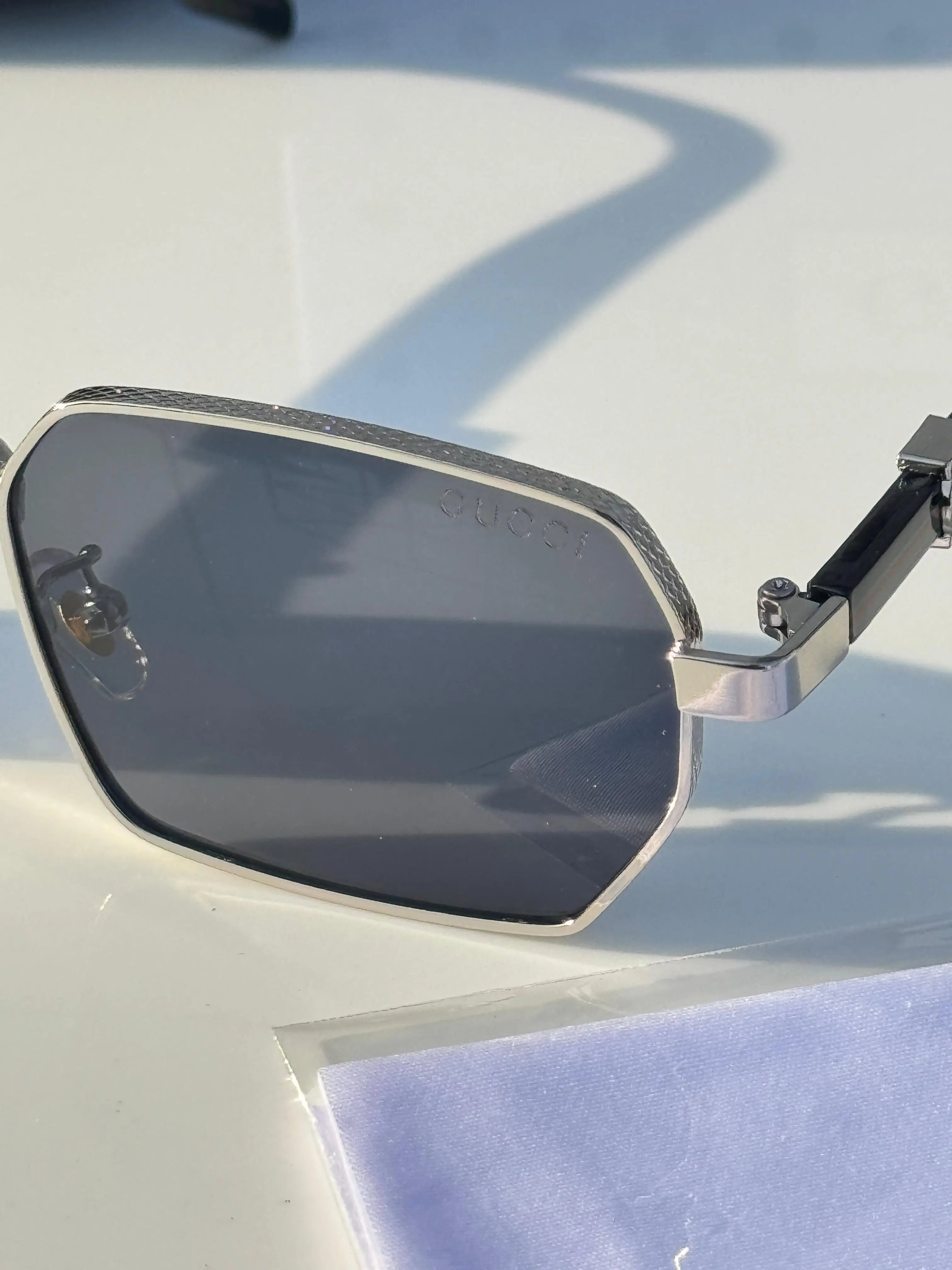 Gucci_312_silver_black Secondary image