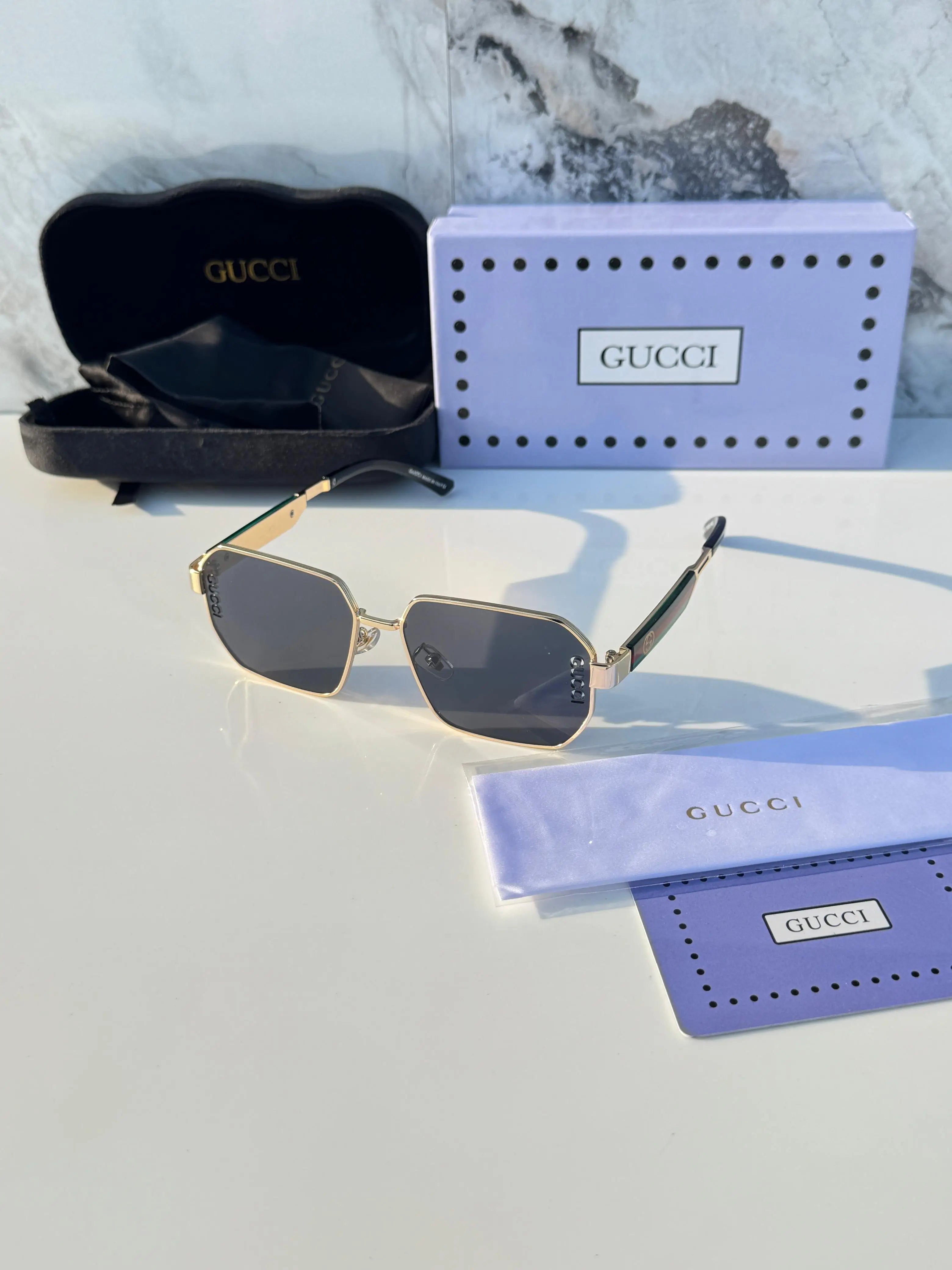 Gucci_343_gold_black Main image