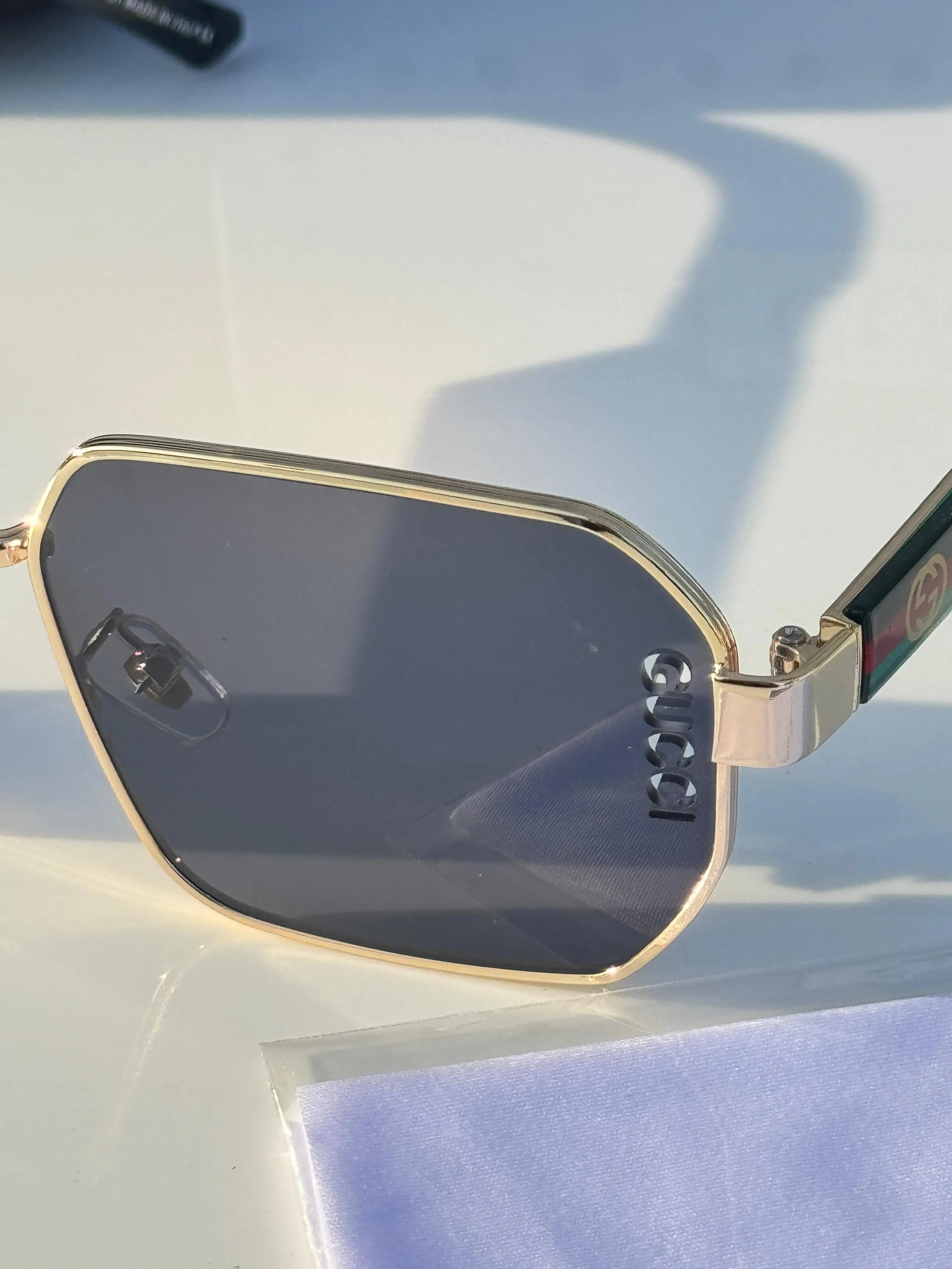 Gucci_343_gold_black Secondary image