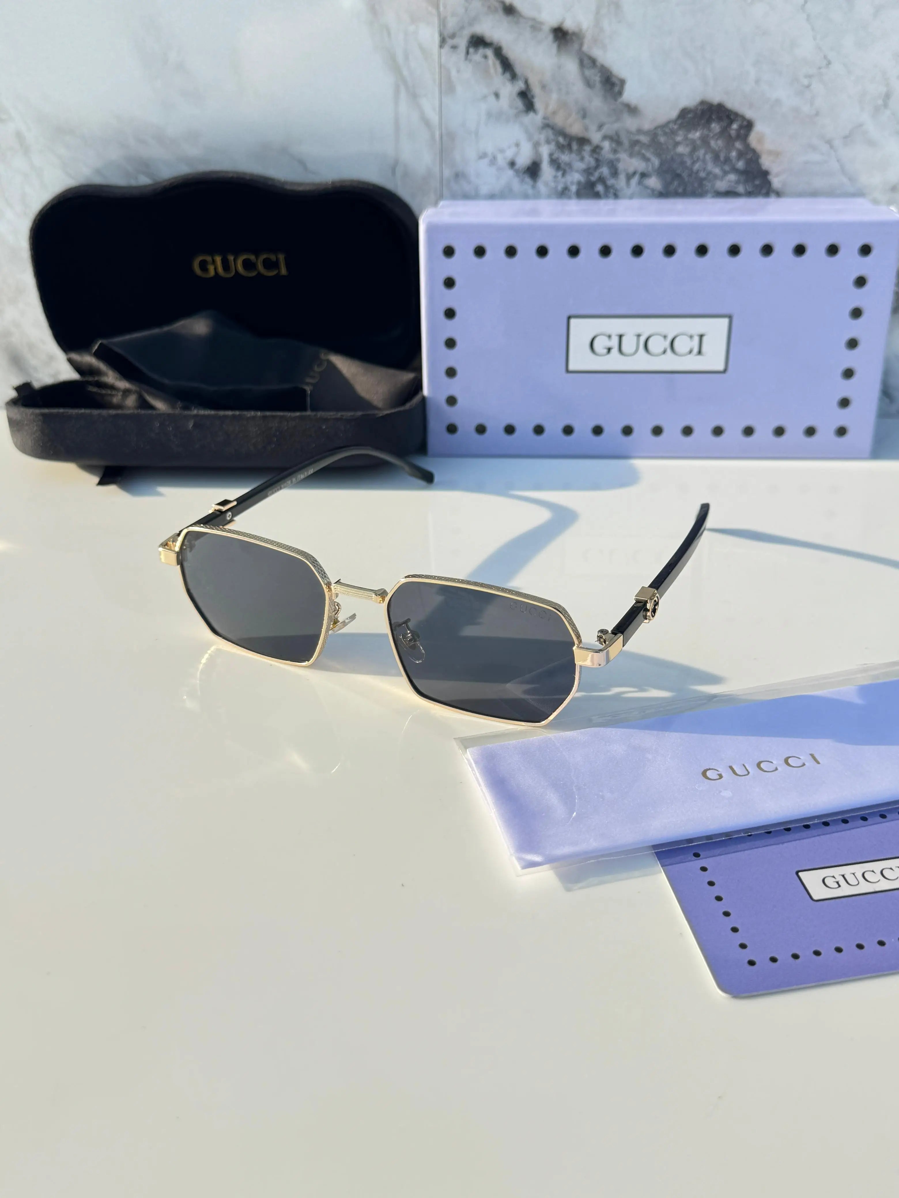 Gucci_312_gold_black Main image