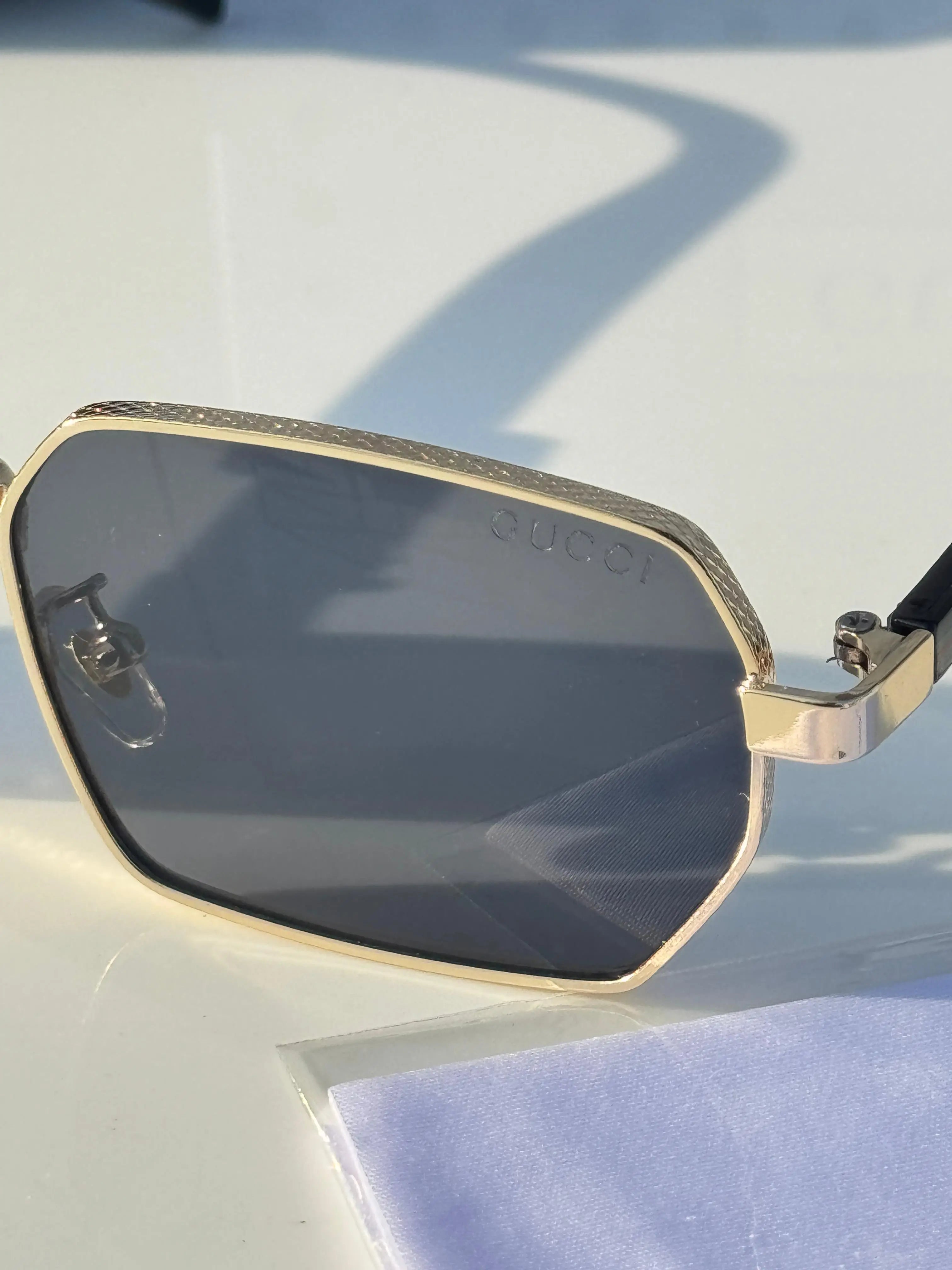 Gucci_312_gold_black Secondary image