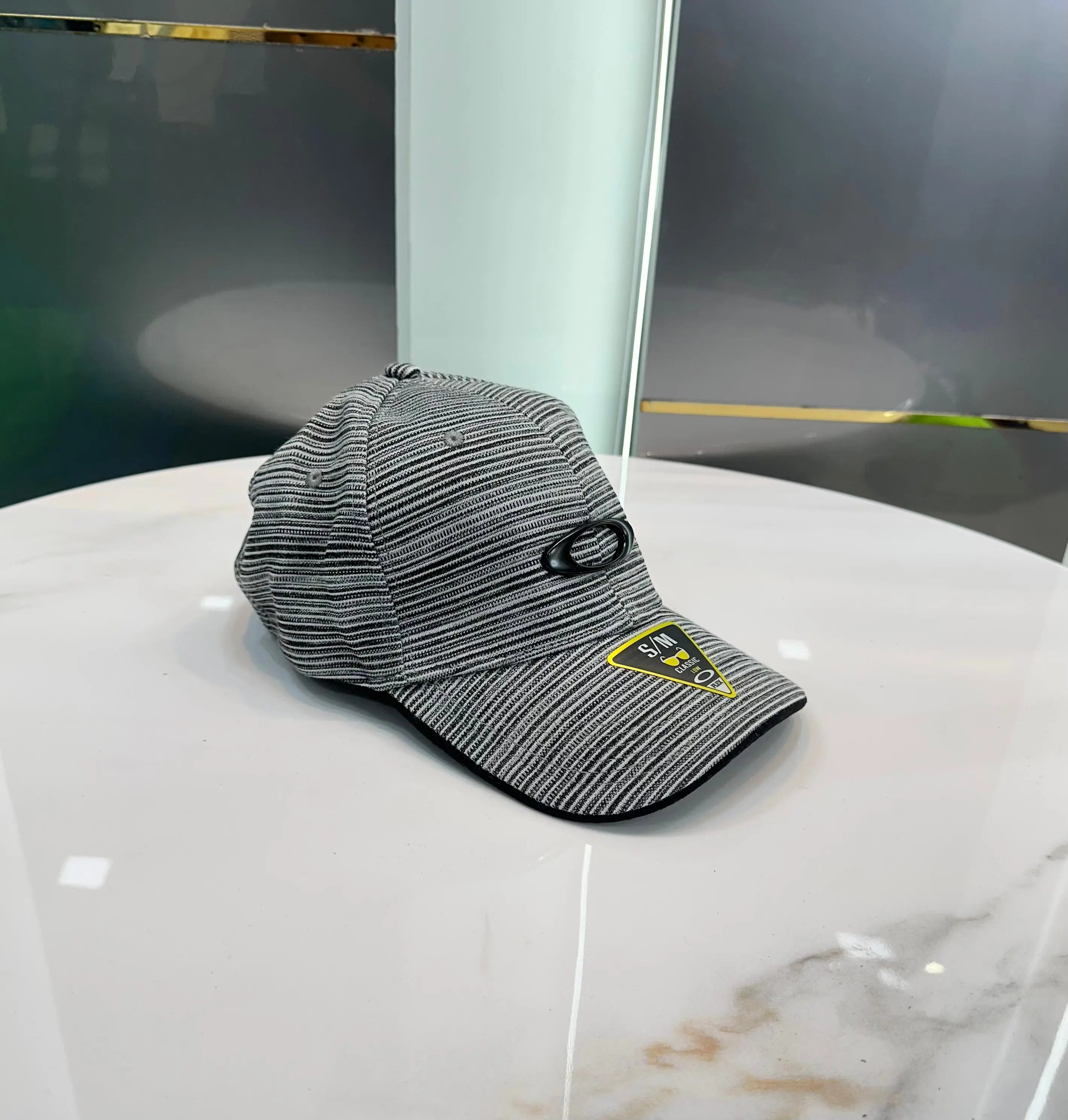 Oakle y Flex Fit Medium Grey Premium Imported Cap