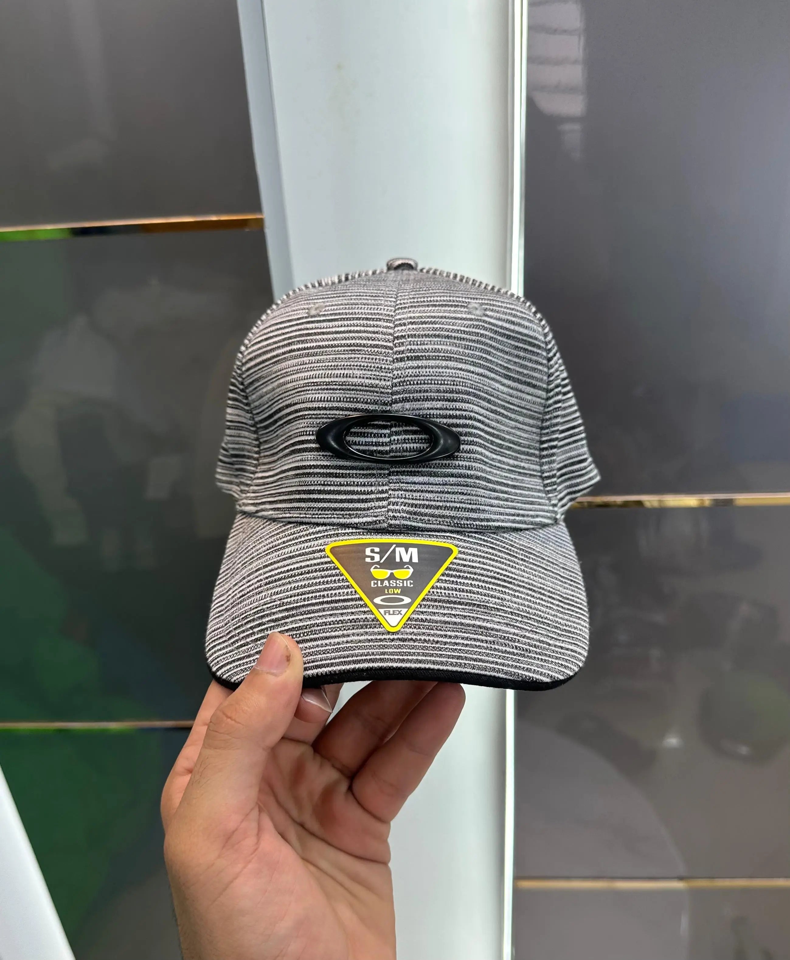 Oakle y Flex Fit Medium Grey Premium Imported Cap
