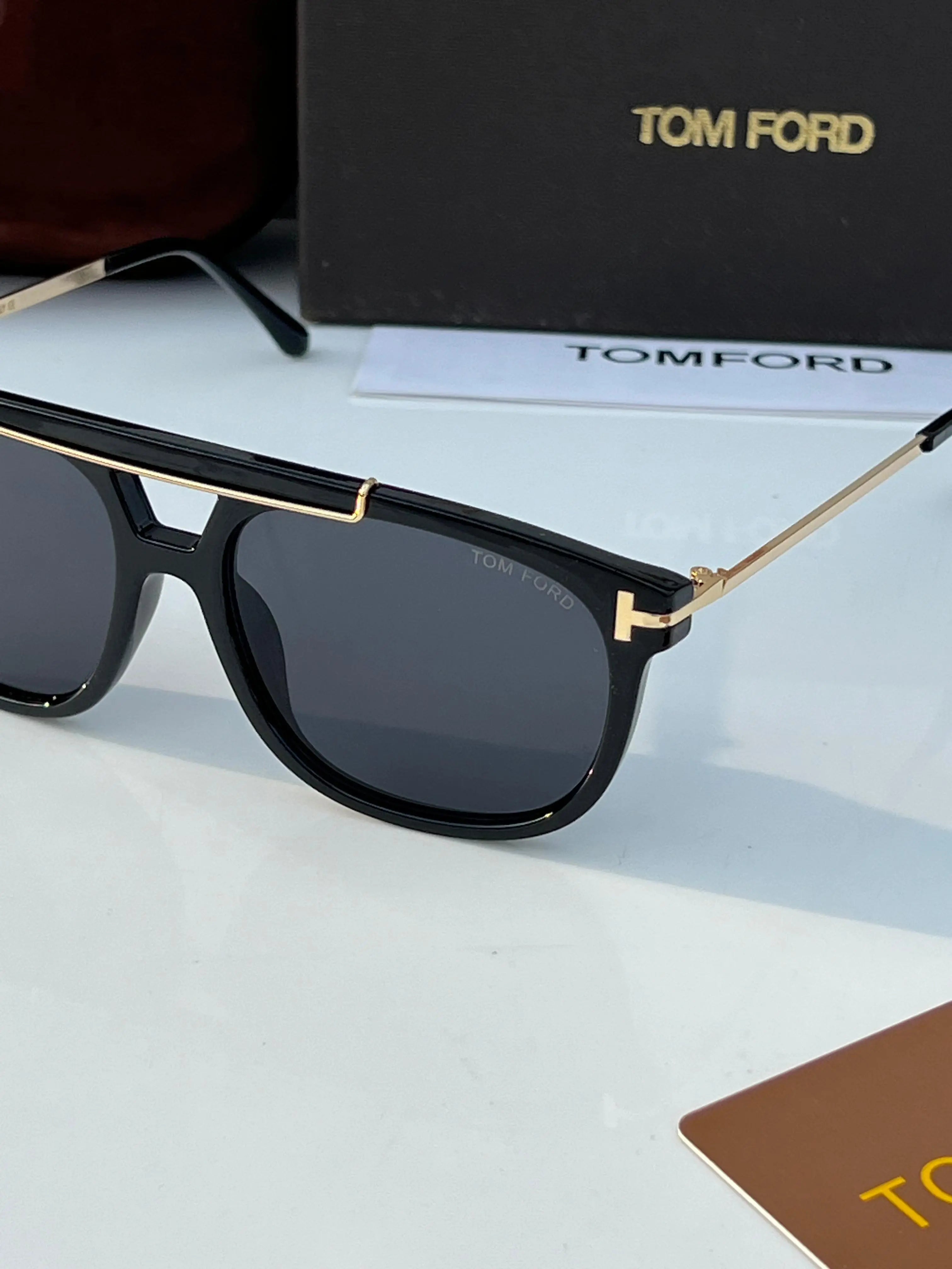 Tomford_319_black_gold Secondary image