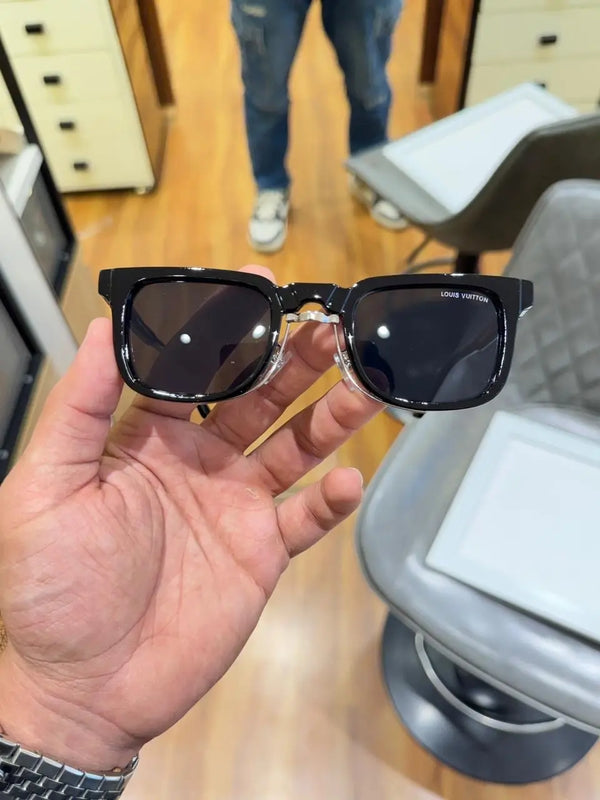 Louis_vuitton_1008_black_gold