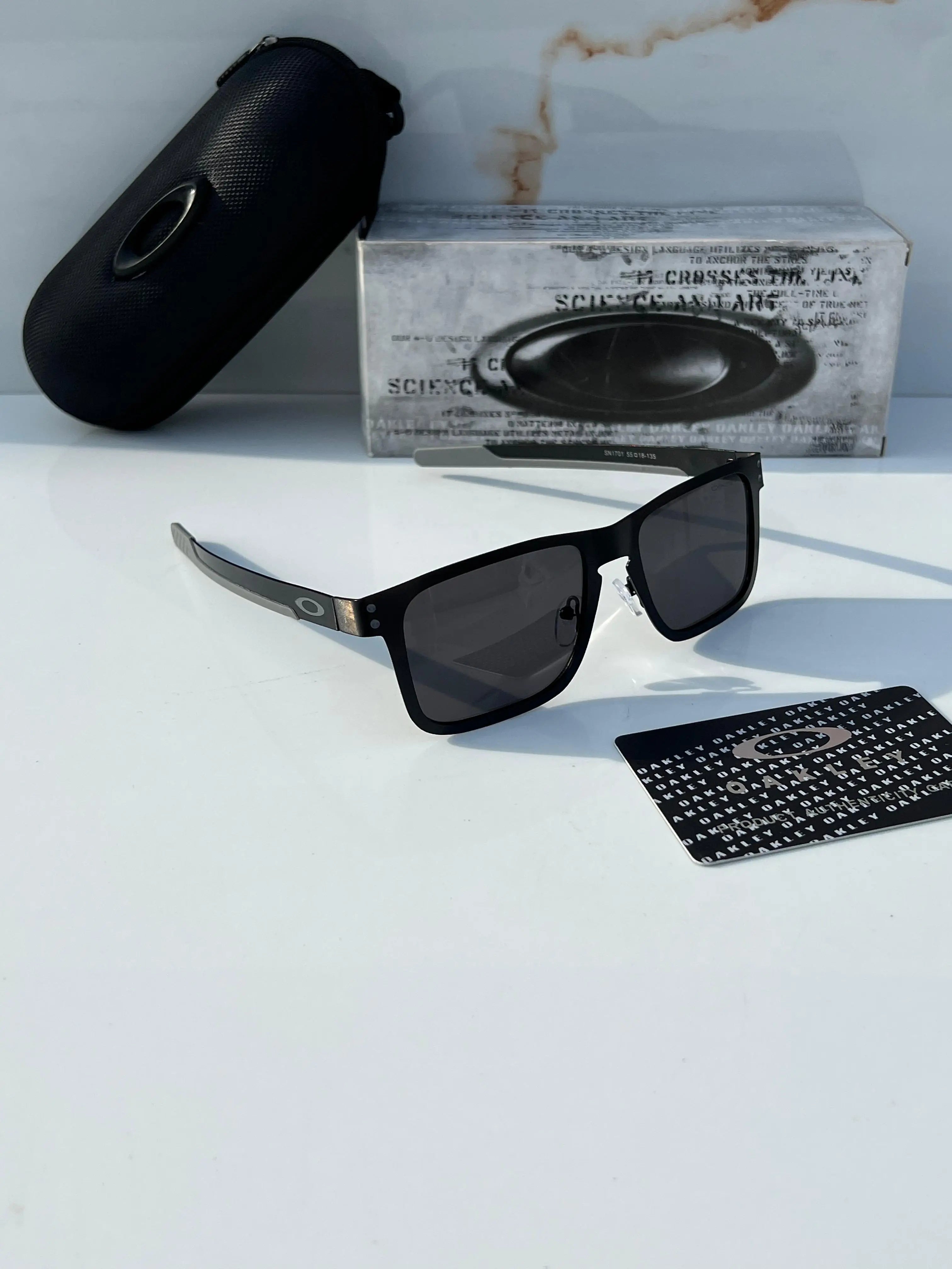 Oakley_1701_black Main image