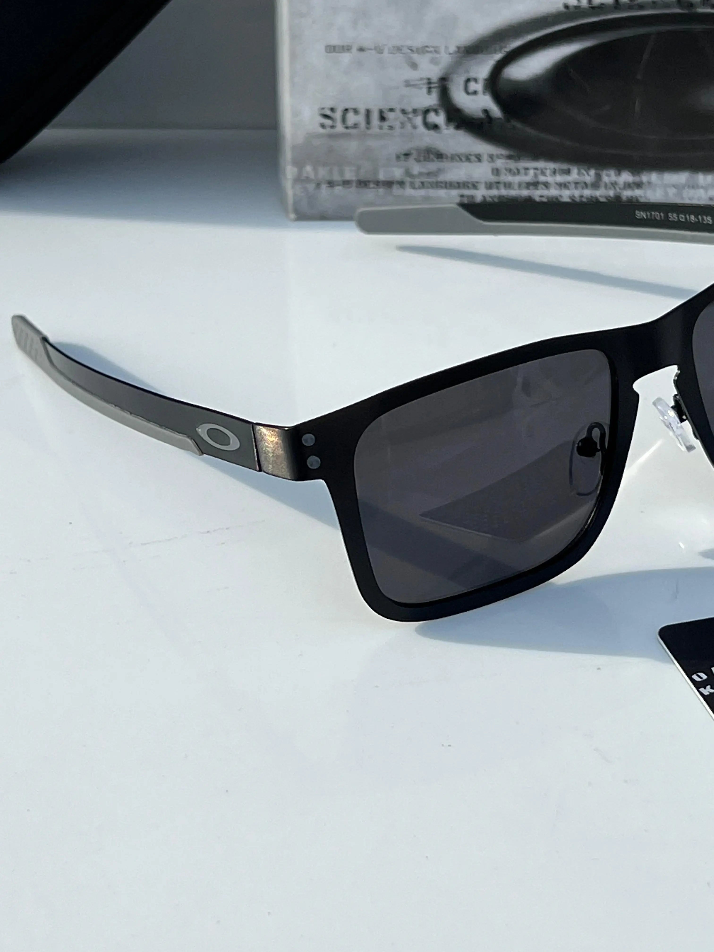 Oakley_1701_black