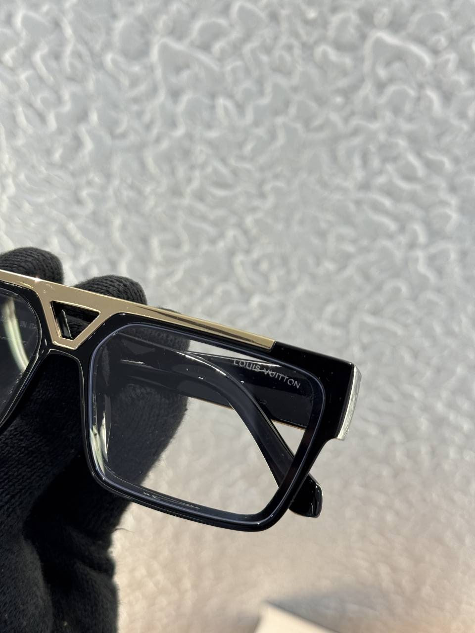 Louis_vuitton_98360_black_frame