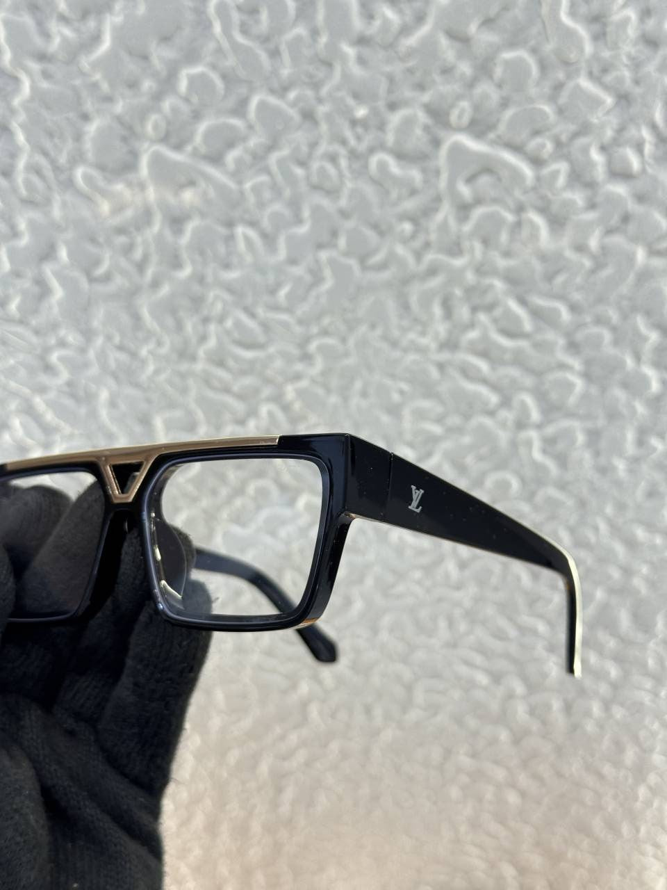 Louis_vuitton_98360_black_frame