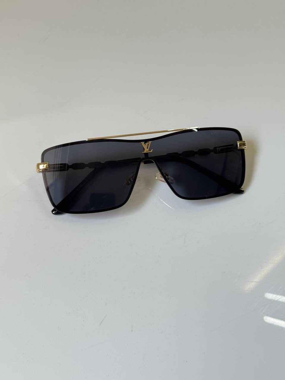 Louis_Vuitton_24123_Gold_Black