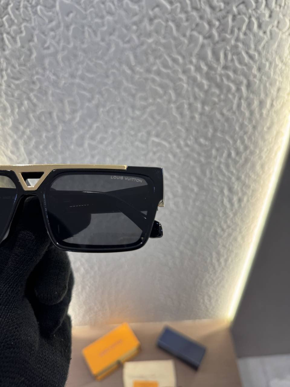 Louis_Vuitton_98360_Gold_Black