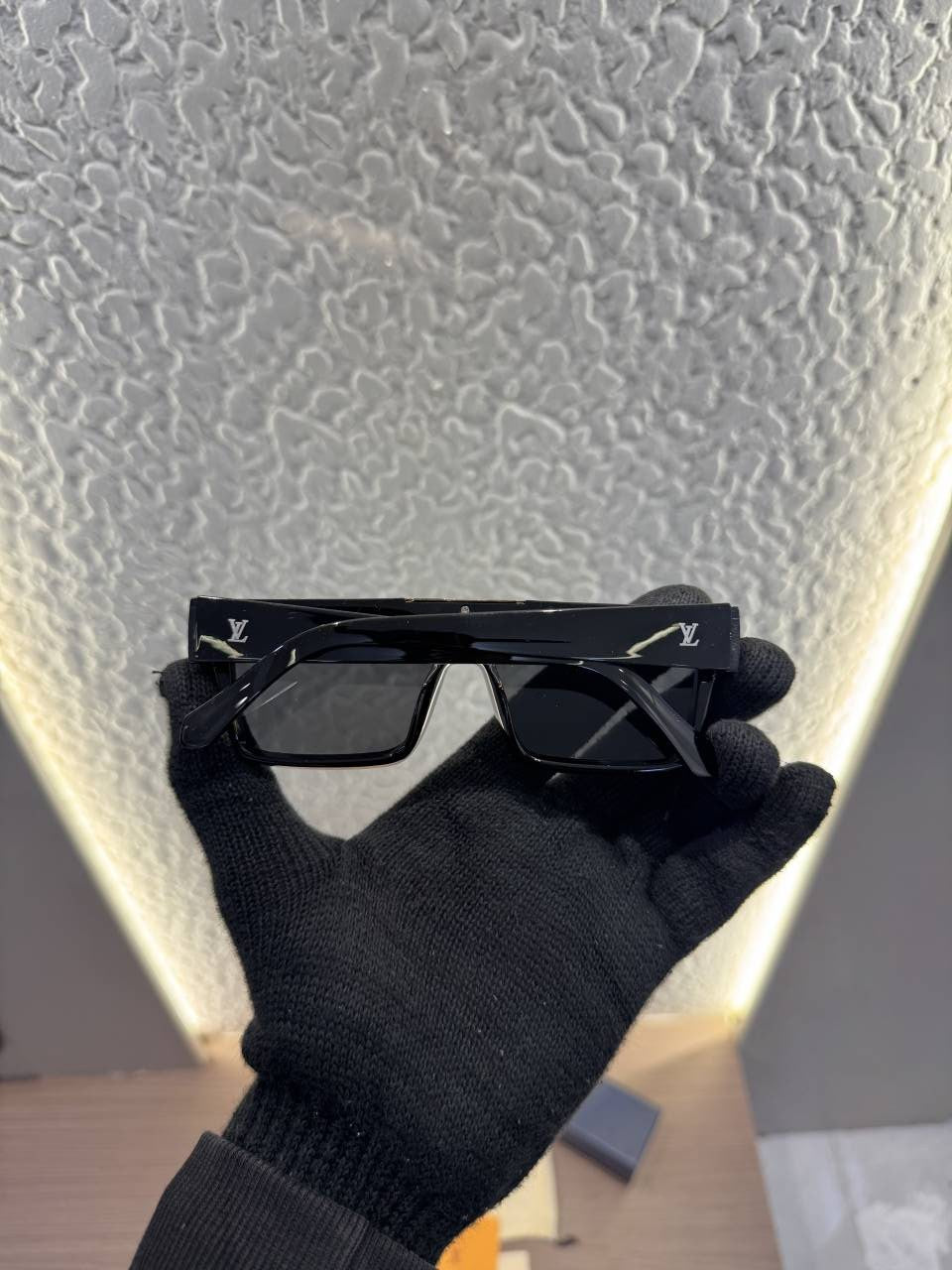 Louis_Vuitton_98360_Gold_Black