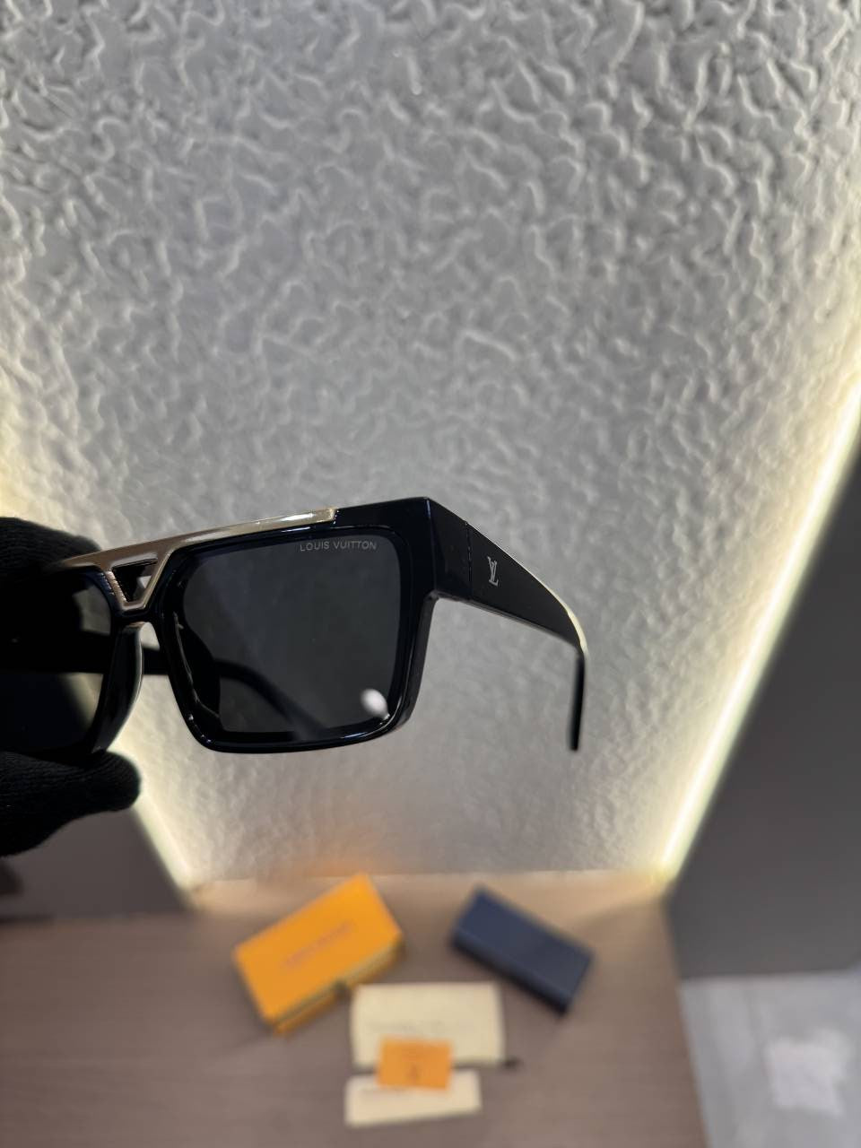 Louis_Vuitton_98360_Gold_Black