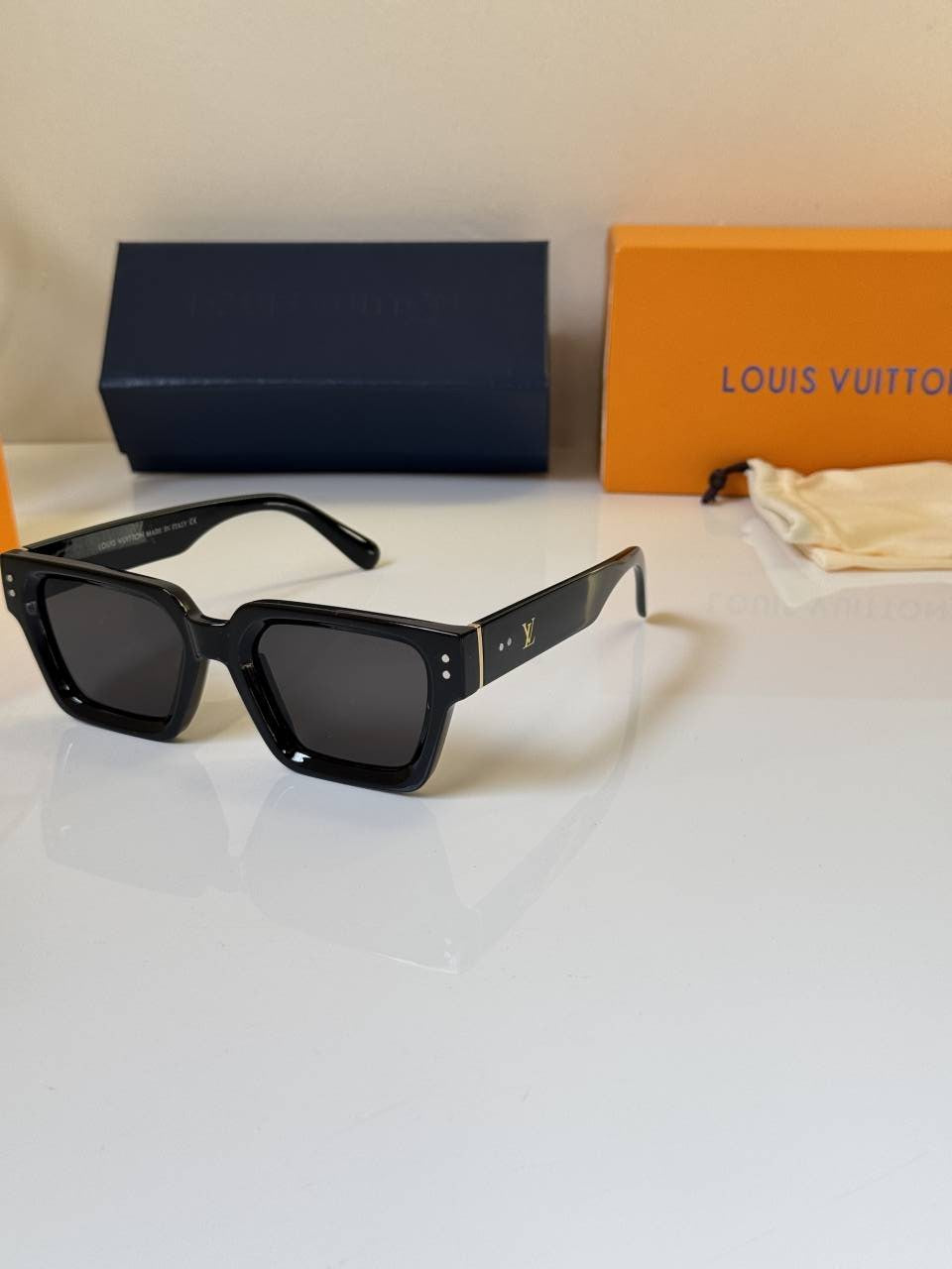 Louis_Vuitton_3311_Glossy_Black Secondary image