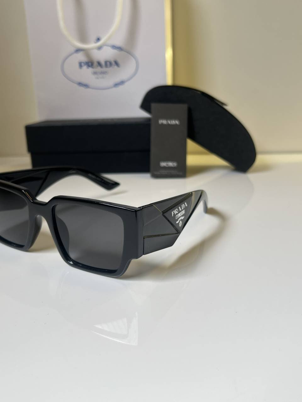 Pradda_6105_glossy_black